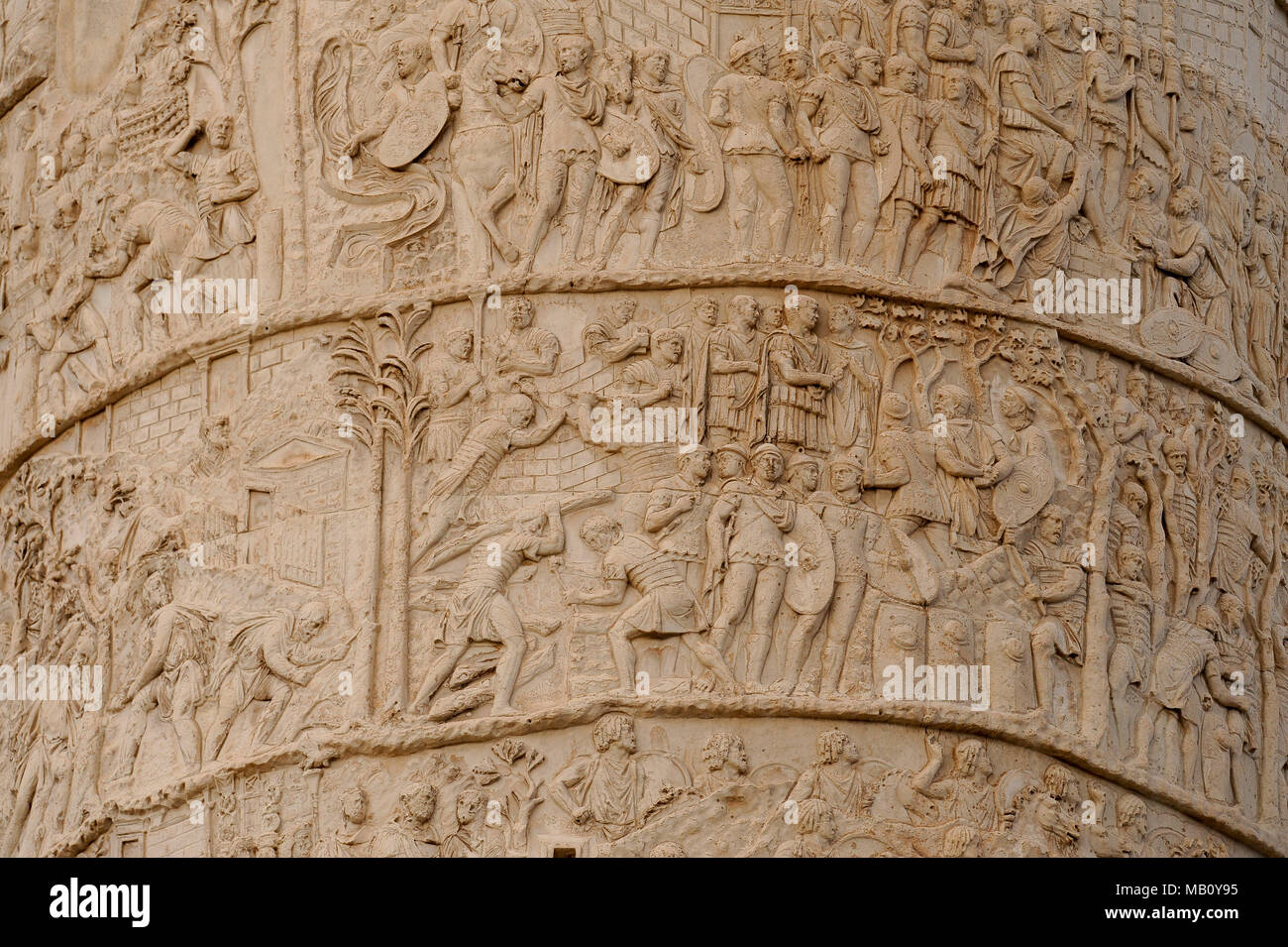 Colonna Traiana (Trajan Spalte), die durch die apollodorus von Damaskus auf Foro di Trojano (das Forum Romanum) im historischen Zentrum von Rom, die aufgeführten Welt Heri Stockfoto