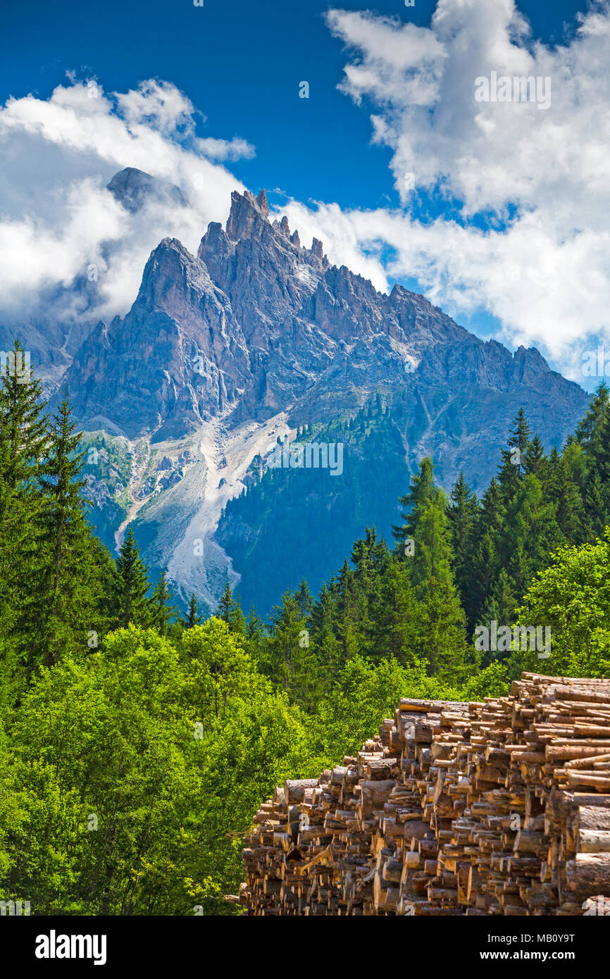 Italien, Südtirol, Meraner Land, Nationalpark Fanes-Sennes-Prags, Pragser Tal mit Dürrenstein - Picco di Vallandro 2842 m Stockfoto