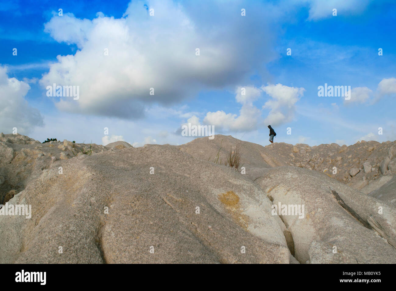 Malerische Landschaft Blue Lake und White Sands vor blauem Himmel auf Galang batang - Bintan Island, Indonesien Stockfoto