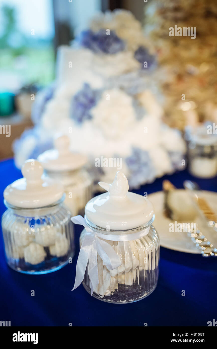 Blaue und weiße Hochzeit dessert Tabelle, weiße Makronen in die Gläser Stockfoto