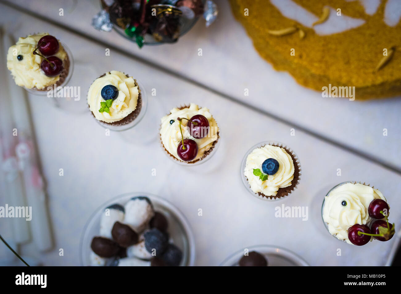 Berry Creme beschichtet Muffins Stockfoto