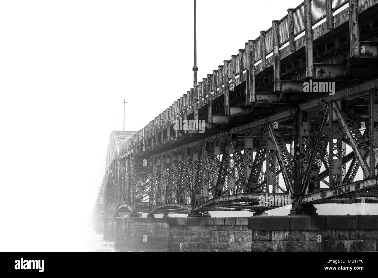 Snowy-Shrouded Brücke Stockfoto
