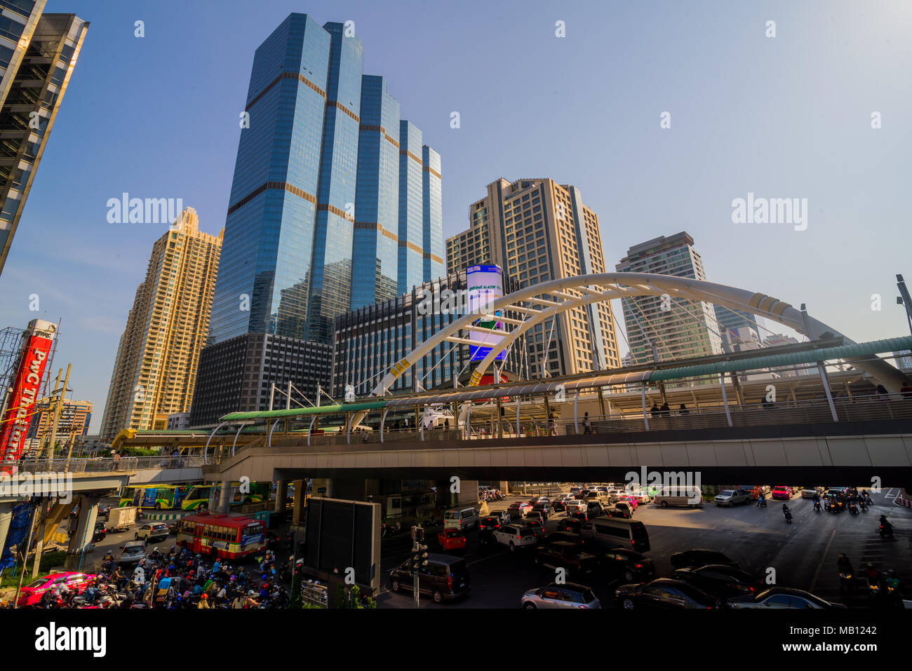 Bangkok, Thailand - 20. April 2017: Stadtbild von modernen Bürogebäude & Brücke an Chong Nonsi BTS Sky Train Station der Mass Transit System in Bangko Stockfoto