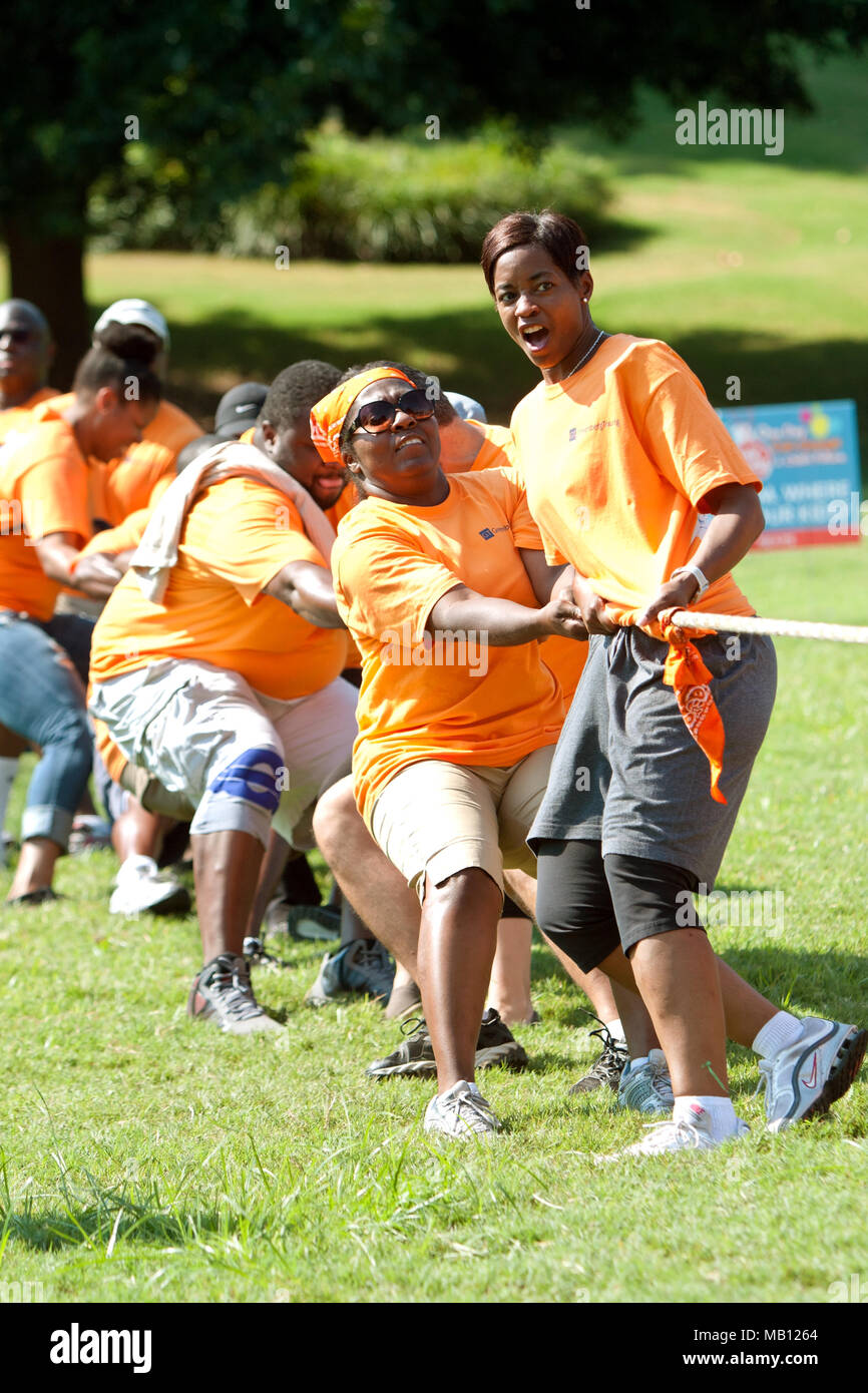 Ein Team zieht in das Tauziehen Contest an einem Tag für Kinder, ein Fall, wo erwachsene Kinder Spiele für Nächstenliebe spielen, am 7. September 2013 in Atlanta, GA. Stockfoto
