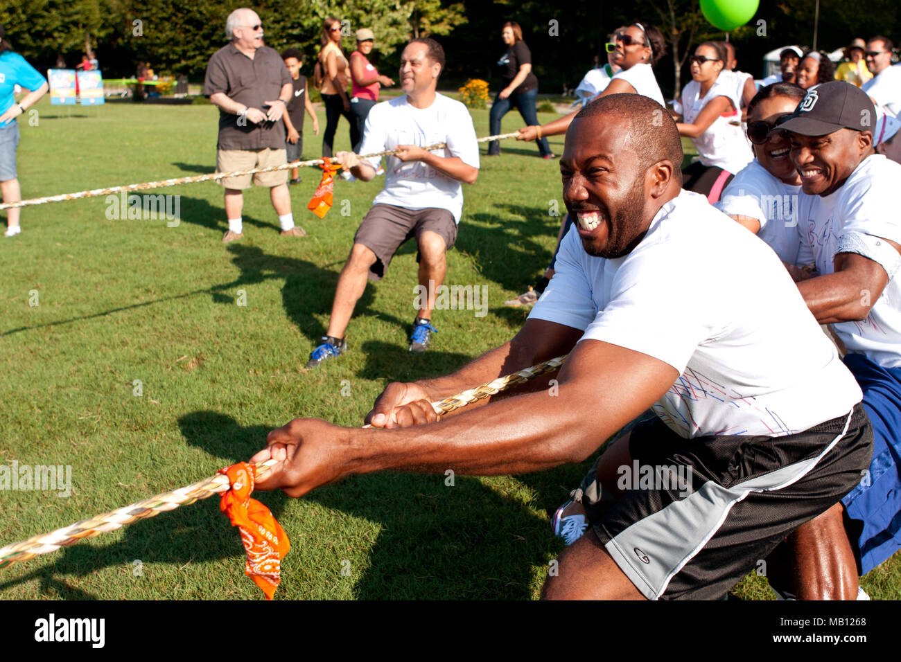 Mannschaften ziehen Sie direkt in das Tauziehen Konkurrenz an einem Tag für Kinder, ein Fall, wo erwachsene Kinder Spiele für Nächstenliebe spielen am 7. September 2013 in Atlanta, GA. Stockfoto