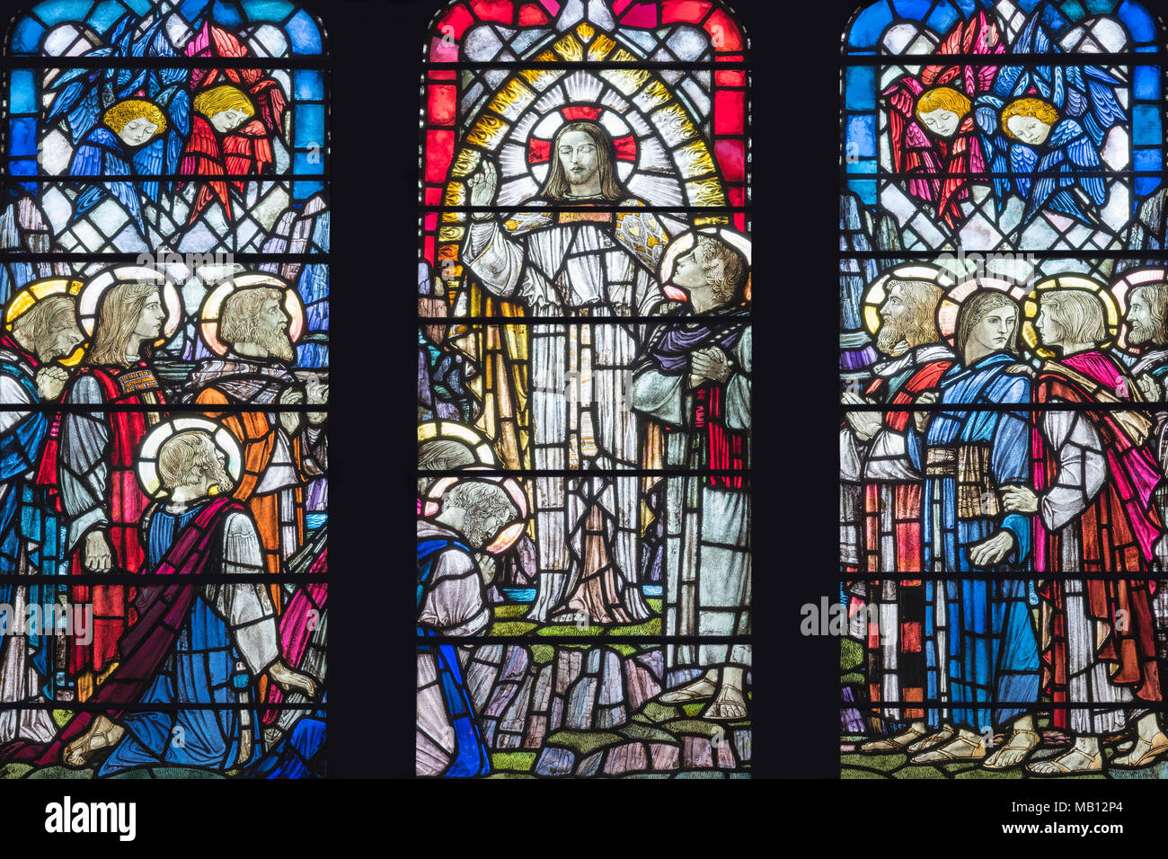 Die Gedenkstätte Fenster zu Alice Bardsley von Veronica Whall (1937), in denen Jesus seinen Aposteln Aufgaben mit "Große Kommission", Leicester Kathedrale, Großbritannien Stockfoto