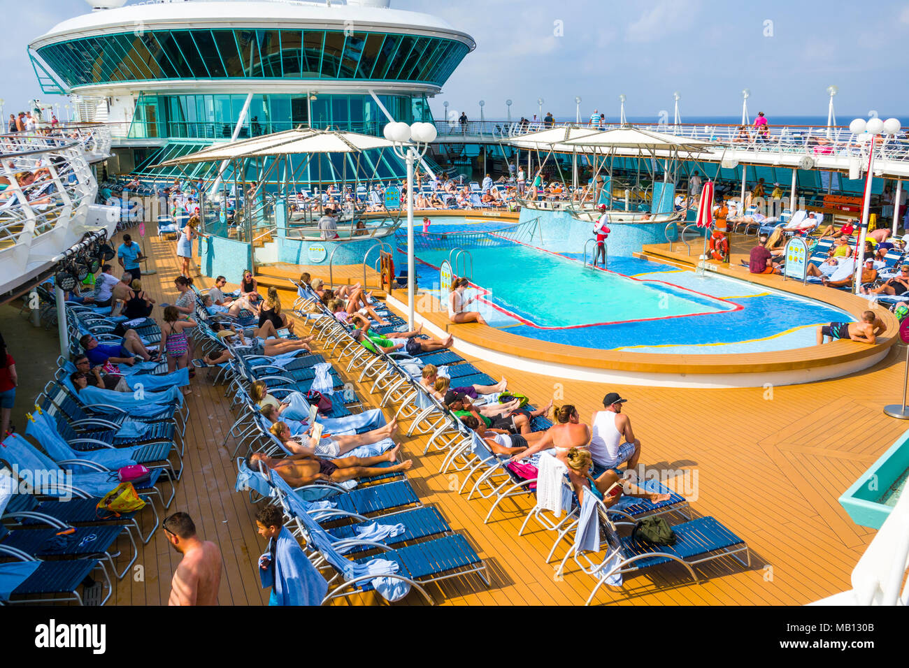 Aktivitäten am Pool an Bord der Kreuzfahrt Royal Caribbean Rhapsody of the Seas am Meer im Golf von Mexiko. Stockfoto