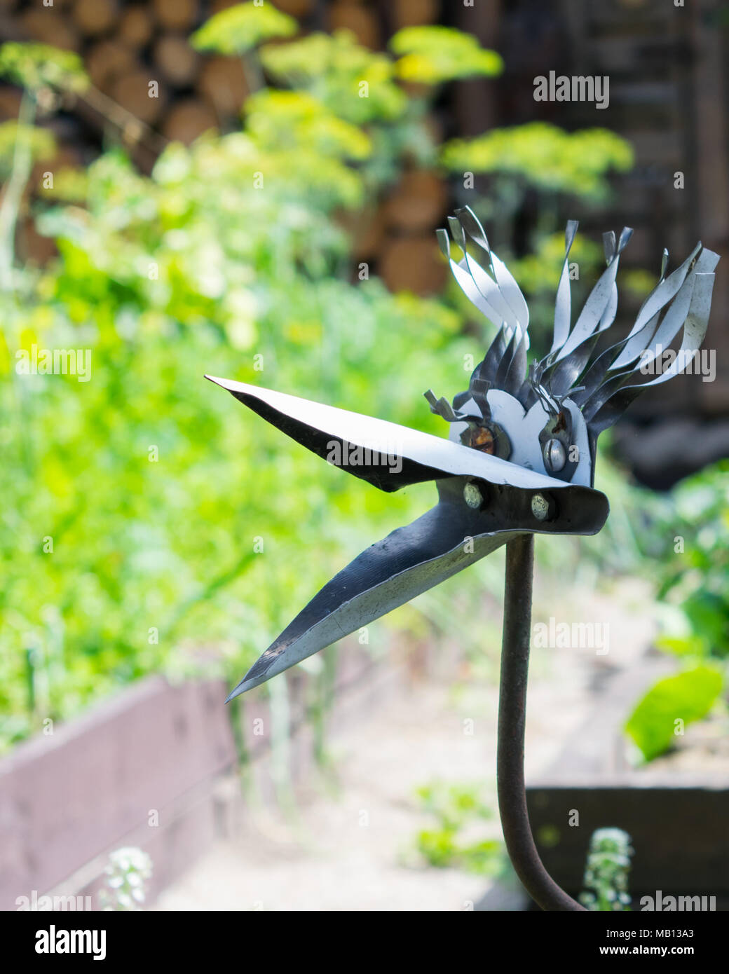 Vögel aus Metall Skulptur im Garten Stockfotografie Alamy