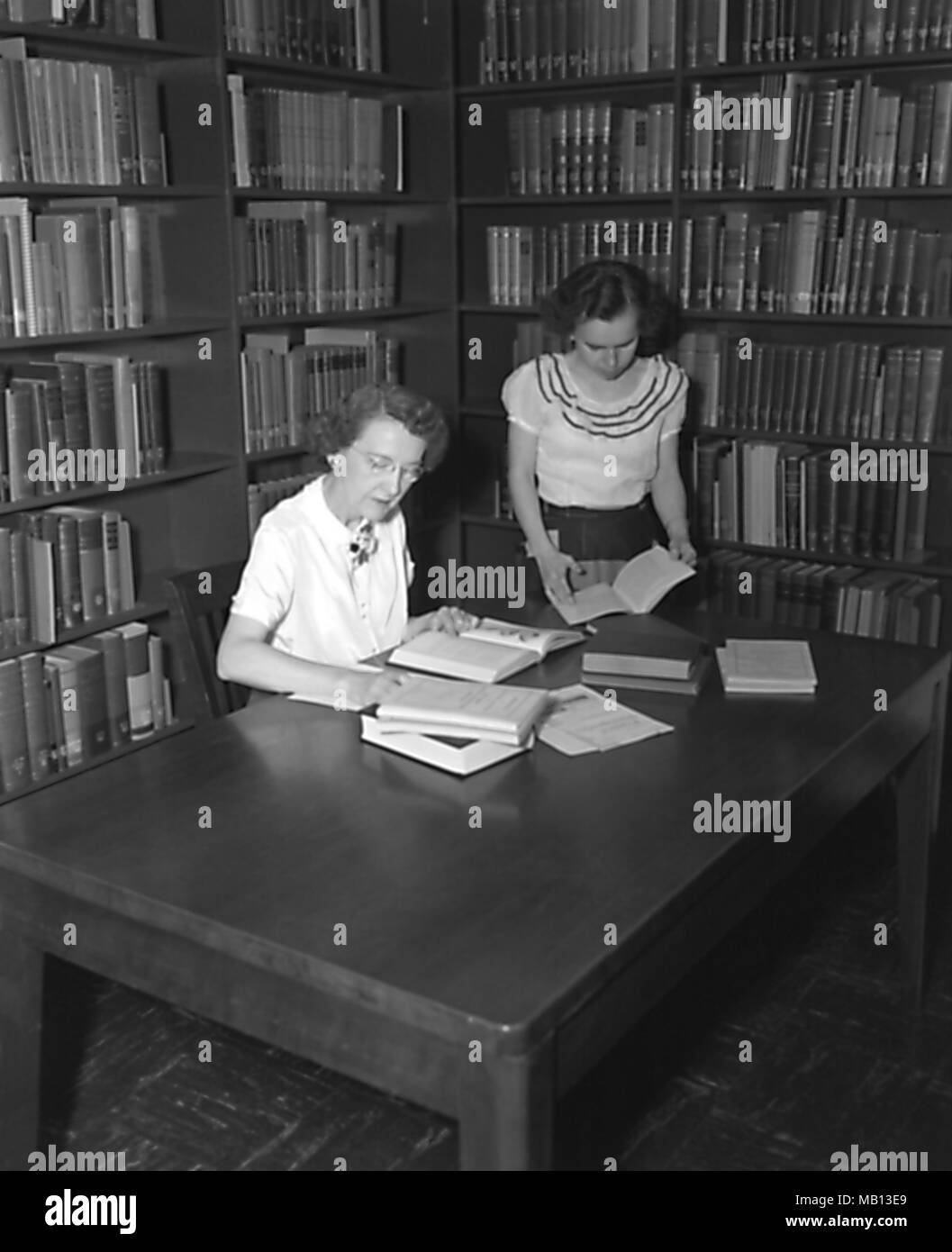 Zwei Zentren für Krankheitskontrolle (CDC) Mitarbeiter im Campus Bibliothek, Chamblee, Georgien, 1952 arbeiten. Mit freundlicher Seuchenkontrollzentren (CDC). () Stockfoto