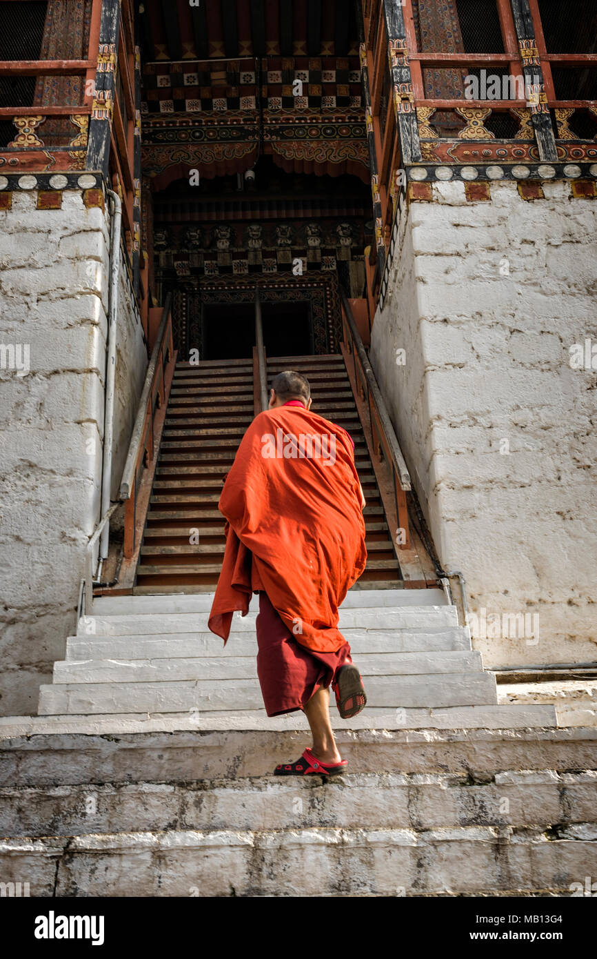 Thimpu, Bhutan - April 9, 2016: Unbekannter biddhist Mönch mit traditionellen Roben sind in das Kloster Tashichho Dzong, Thimpu, Bhutan. - Die Stockfoto