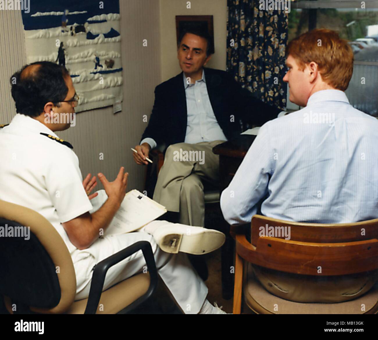 Professor Carl Sagan der Cornell Universität bei der Begegnung mit den amerikanischen Seuchenkontrollzentren (CDC) Mitarbeiter, Harold W. Jaffe und W. Meade Morgan, 1988. Mit freundlicher Mitten zur Krankheit-Steuerung. () Stockfoto
