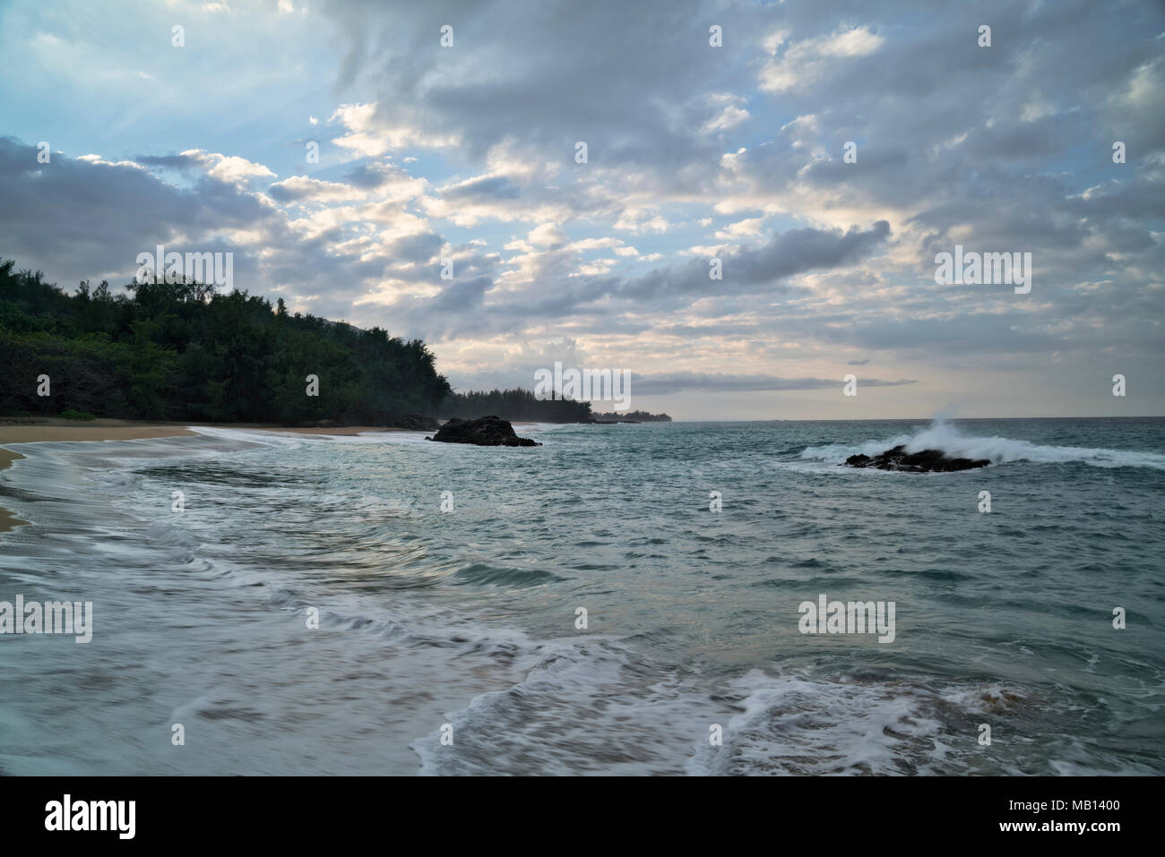 Abend Clearing mit Flut an Lumaha'i Beach entlang dem North Shore auf Hawaii Insel Kauai. Stockfoto