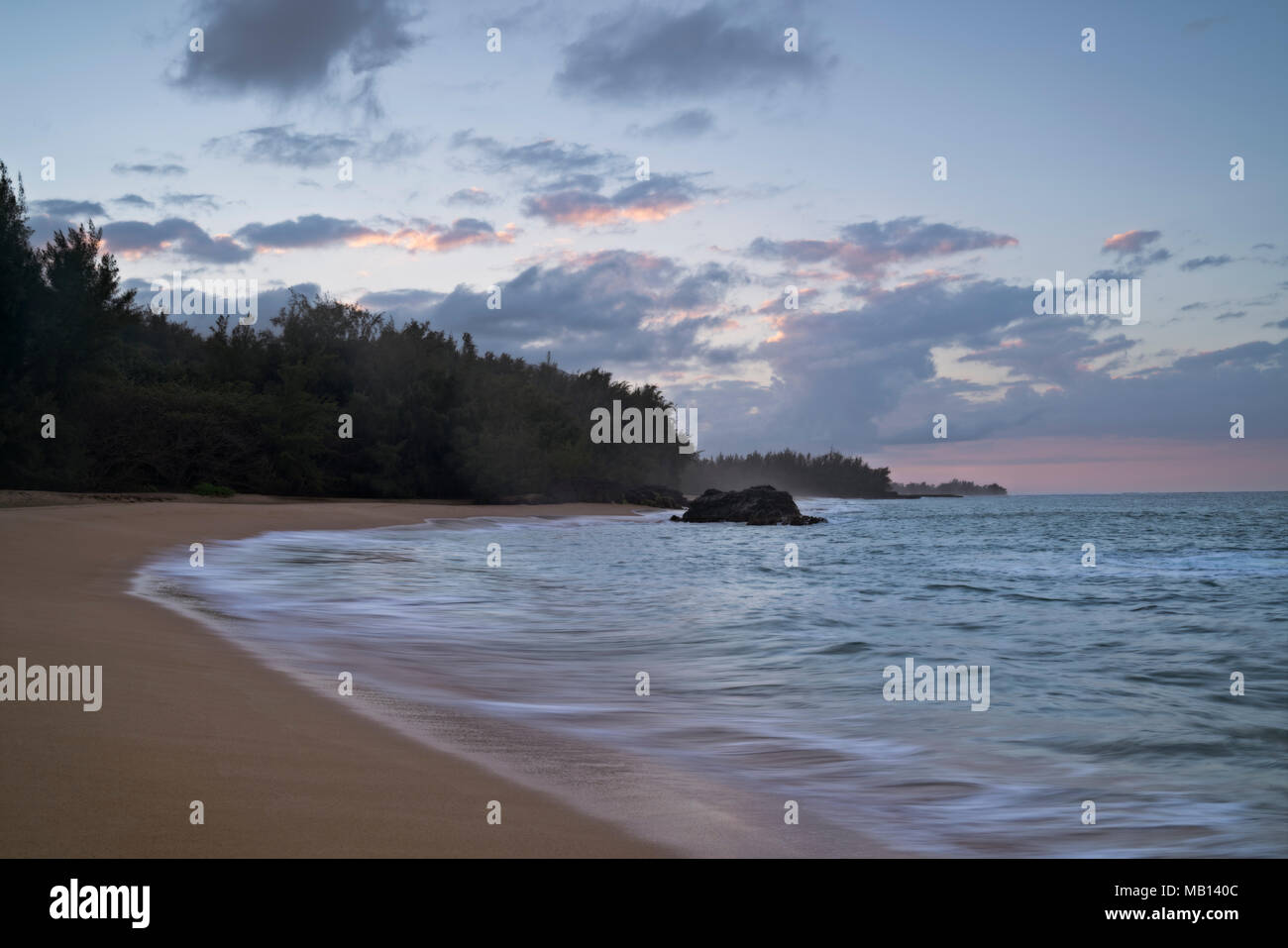 Letzten Farben des Sonnenuntergangs an Lumaha'i Beach entlang dem North Shore auf Hawaii Insel Kauai. Stockfoto