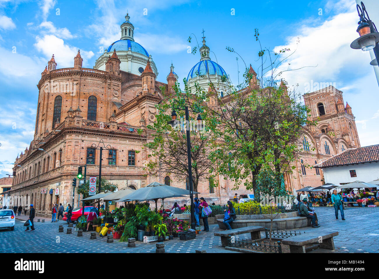 Cuenca, Ecuador, Oct 2017: Blumen Park und Catedral Bürgermeister im Zentrum der Stadt Cuenca, Ecuador Stockfoto