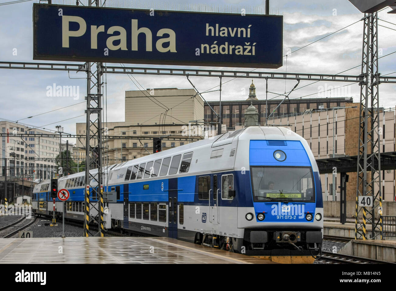 Einfahrt einer SBahn in den Prager Hauptbahnhof Stockfotografie Alamy