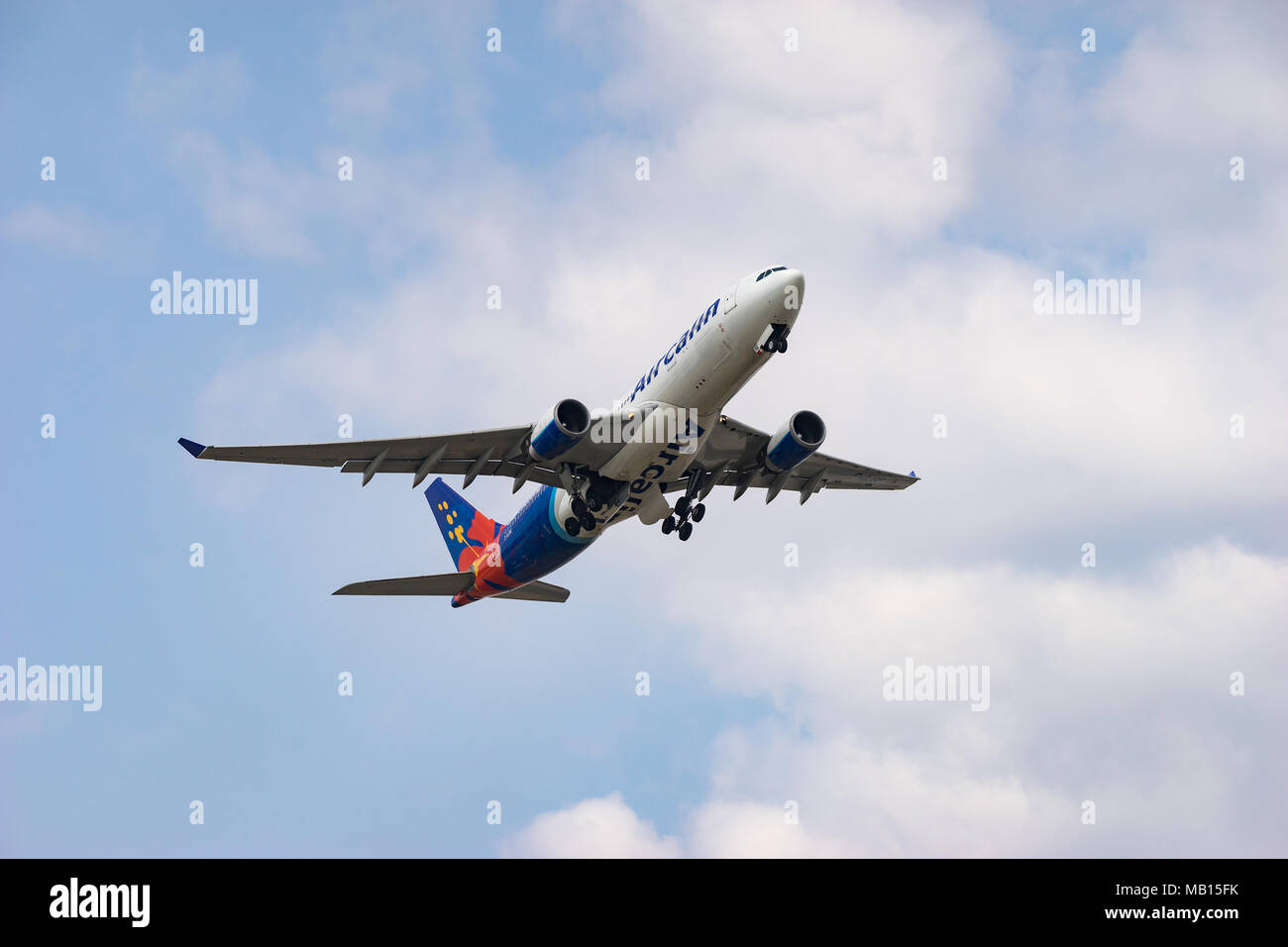 Tokio, Japan - APR. 1, 2018: Airbus A330-200, die vom internationalen Flughafen Narita in Tokio, Japan. Stockfoto