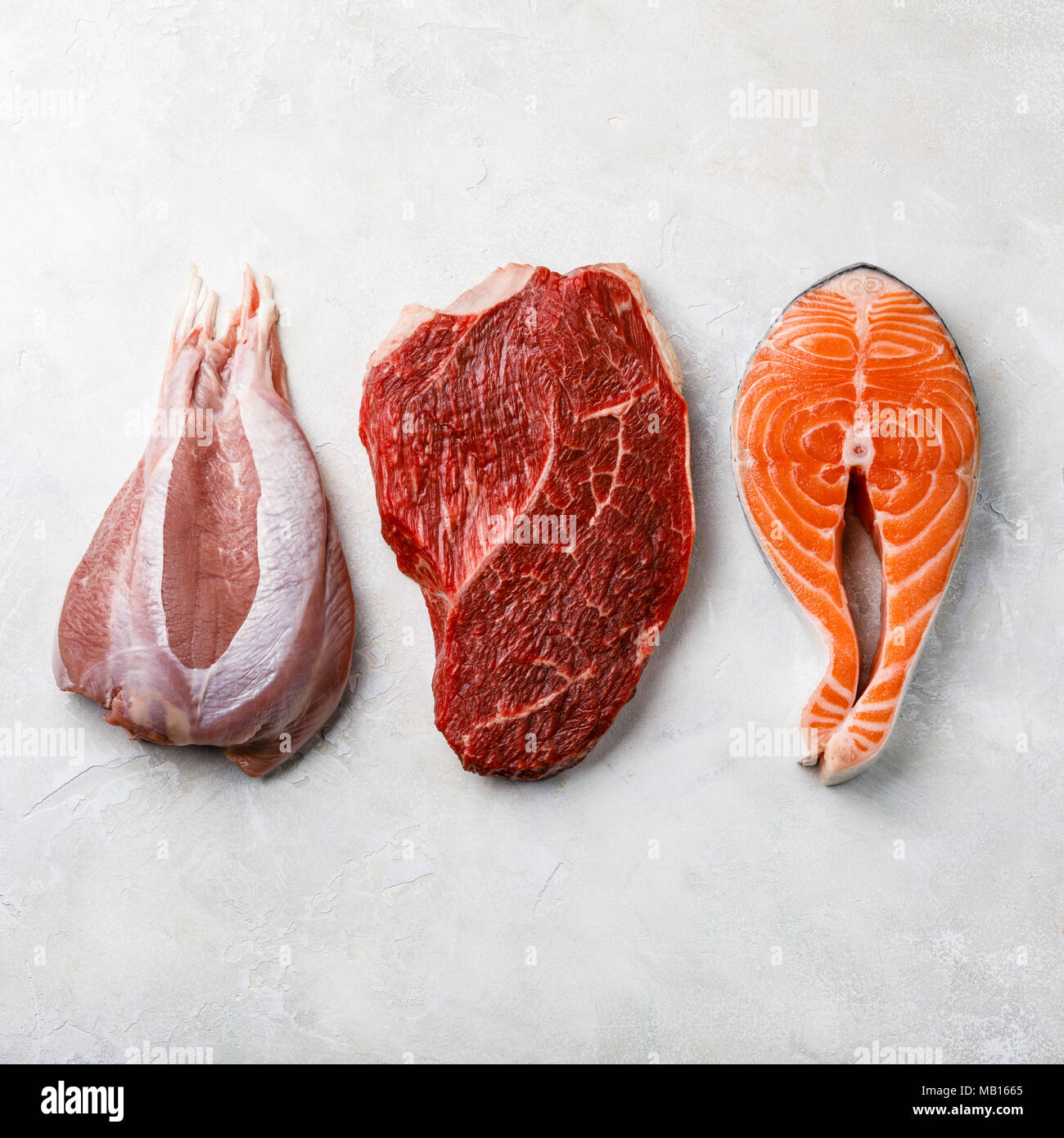 Rohkost Türkei Fleisch, Rindfleisch und Lachs Fisch Steak auf weiße strukturierte Hintergrund Stockfoto