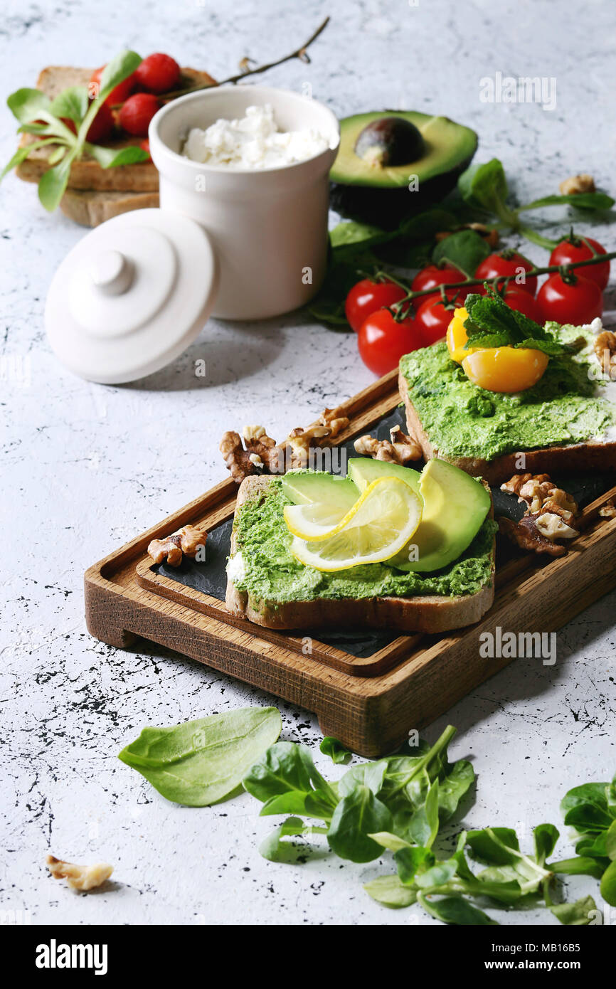 Vegetarische Sandwiches mit Avocado, Ricotta, Eigelb, Spinat, Tomaten ...