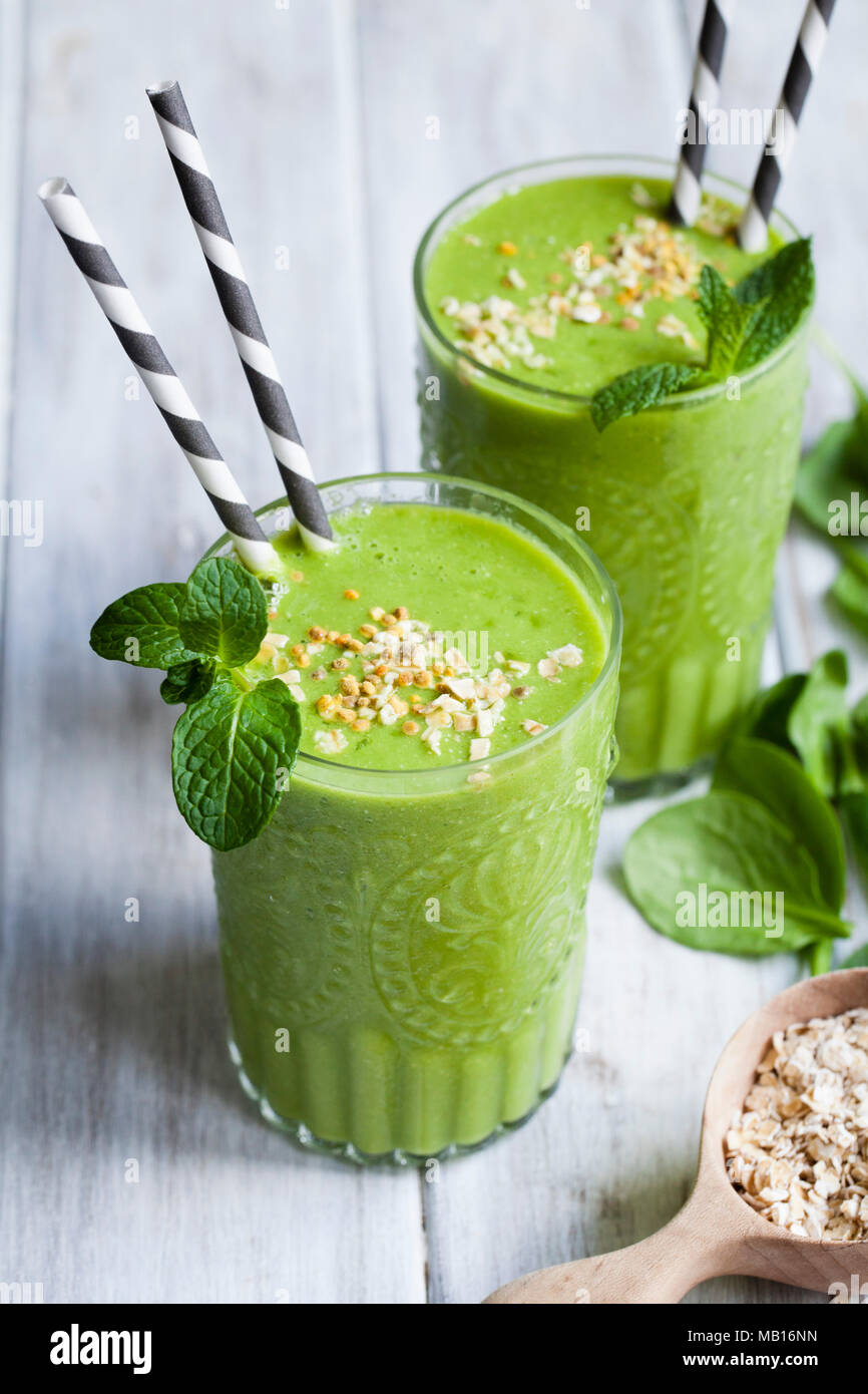 Grüner Smoothie mit Minze Stockfoto