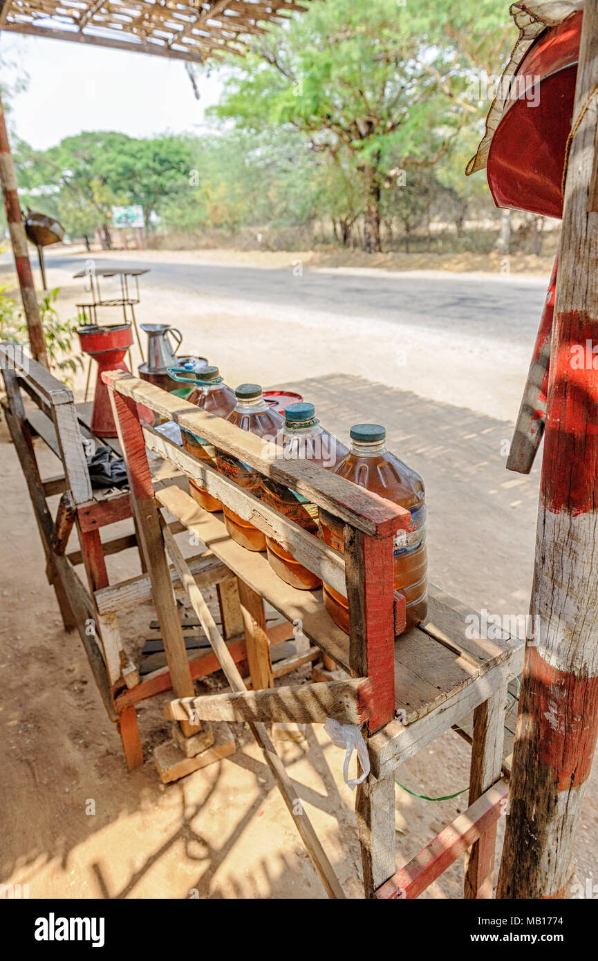 Ländliche Tankstelle für Motorräder in Nyaung U, Mandalay, Myanmar (Birma) Stockfoto
