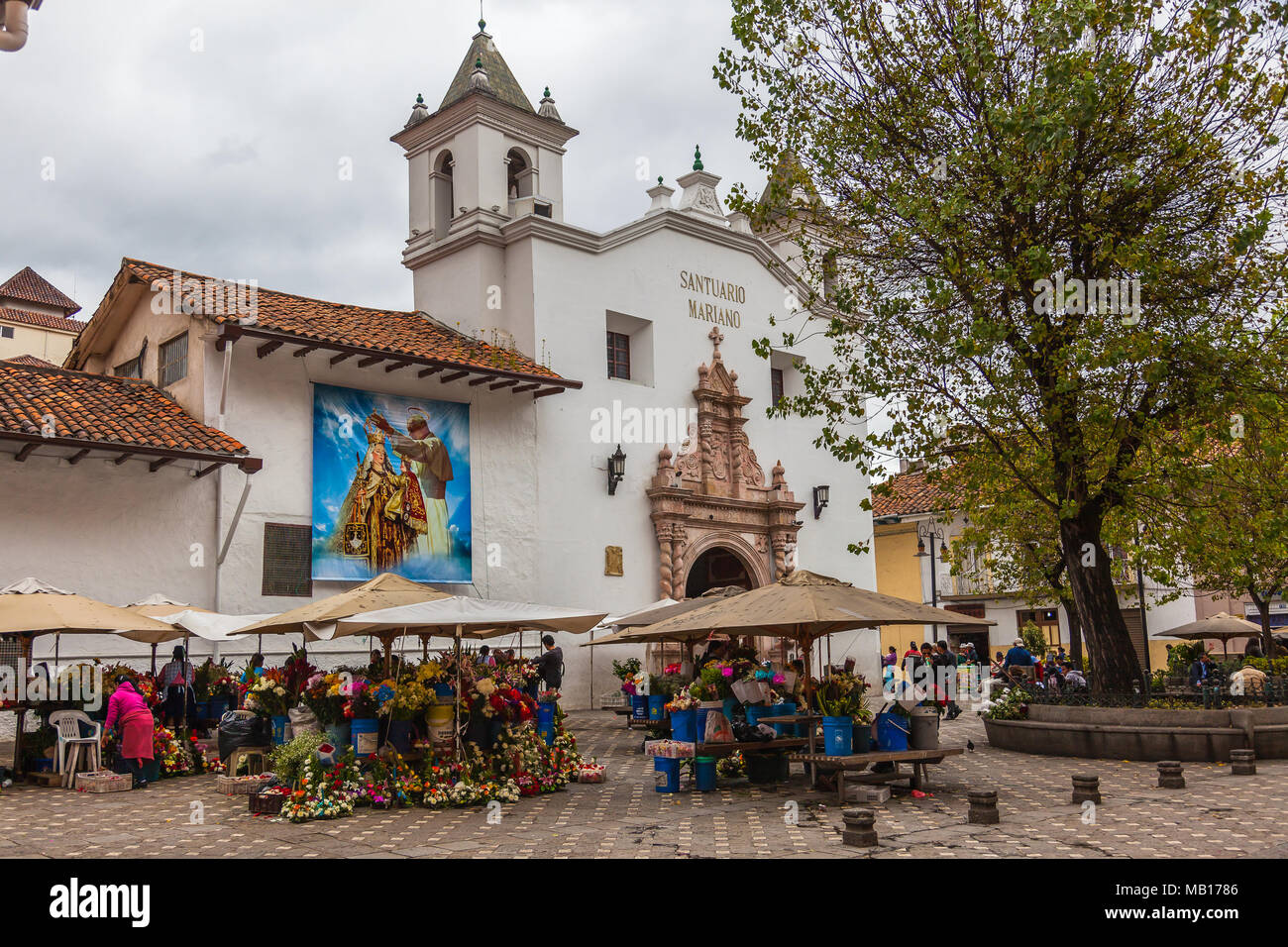 Cuenca, Ecuador, Oct 2017: Blumen Park und Santuario Mariano im Zentrum der Stadt Cuenca, Ecuador Stockfoto