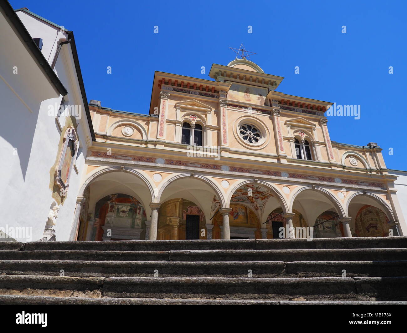 Malerische mittelalterliche Fassade Madonna del Sasso Kirche mit Säulen und Treppen in die Stadt Locarno am Lago Maggiore, Tessin, Schweiz, klare blaue Stockfoto