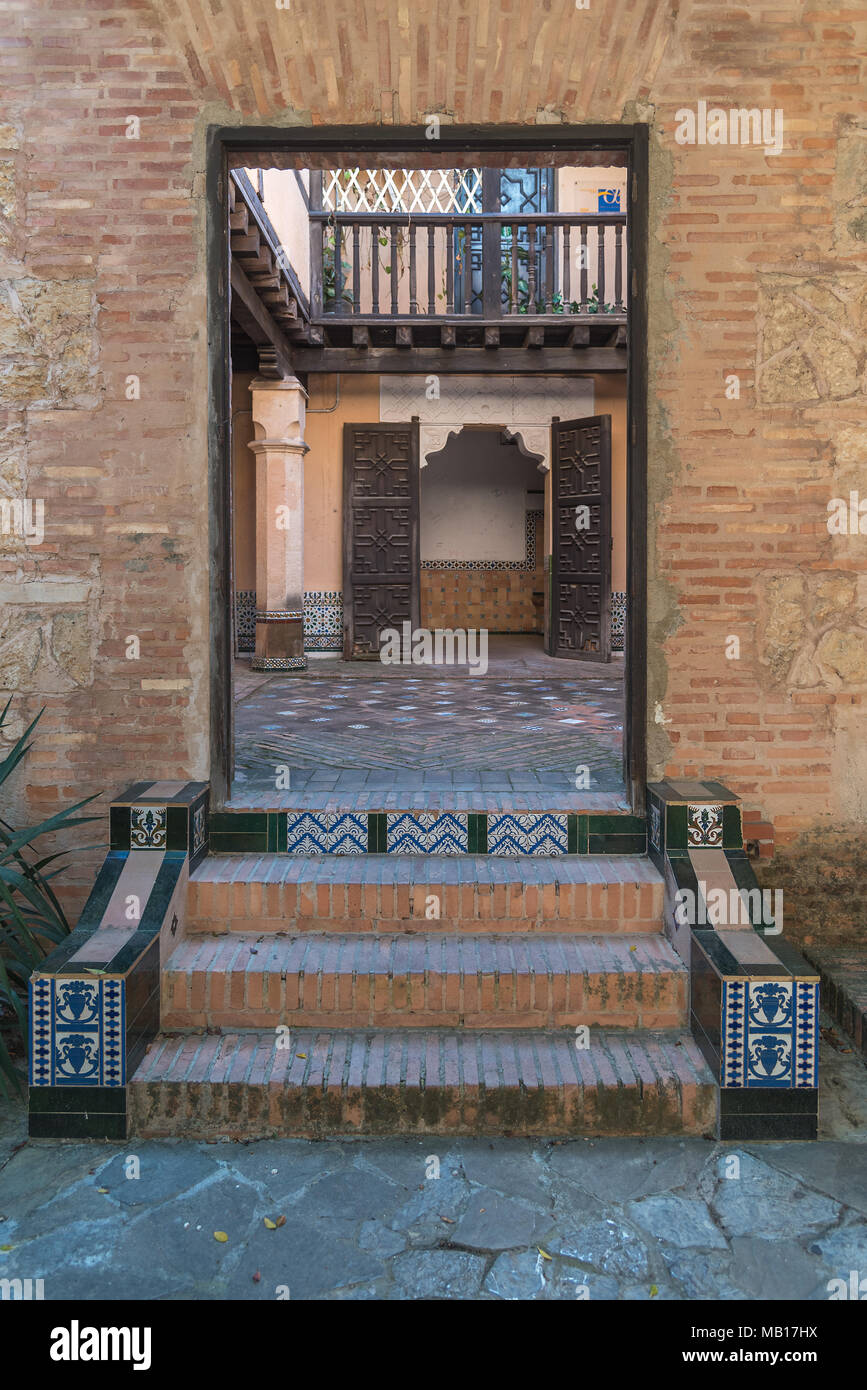 Einblick über eine Treppe in den Innenhof des Gebäudes im spanischen Dorf in Palma de Mallorca Stockfoto