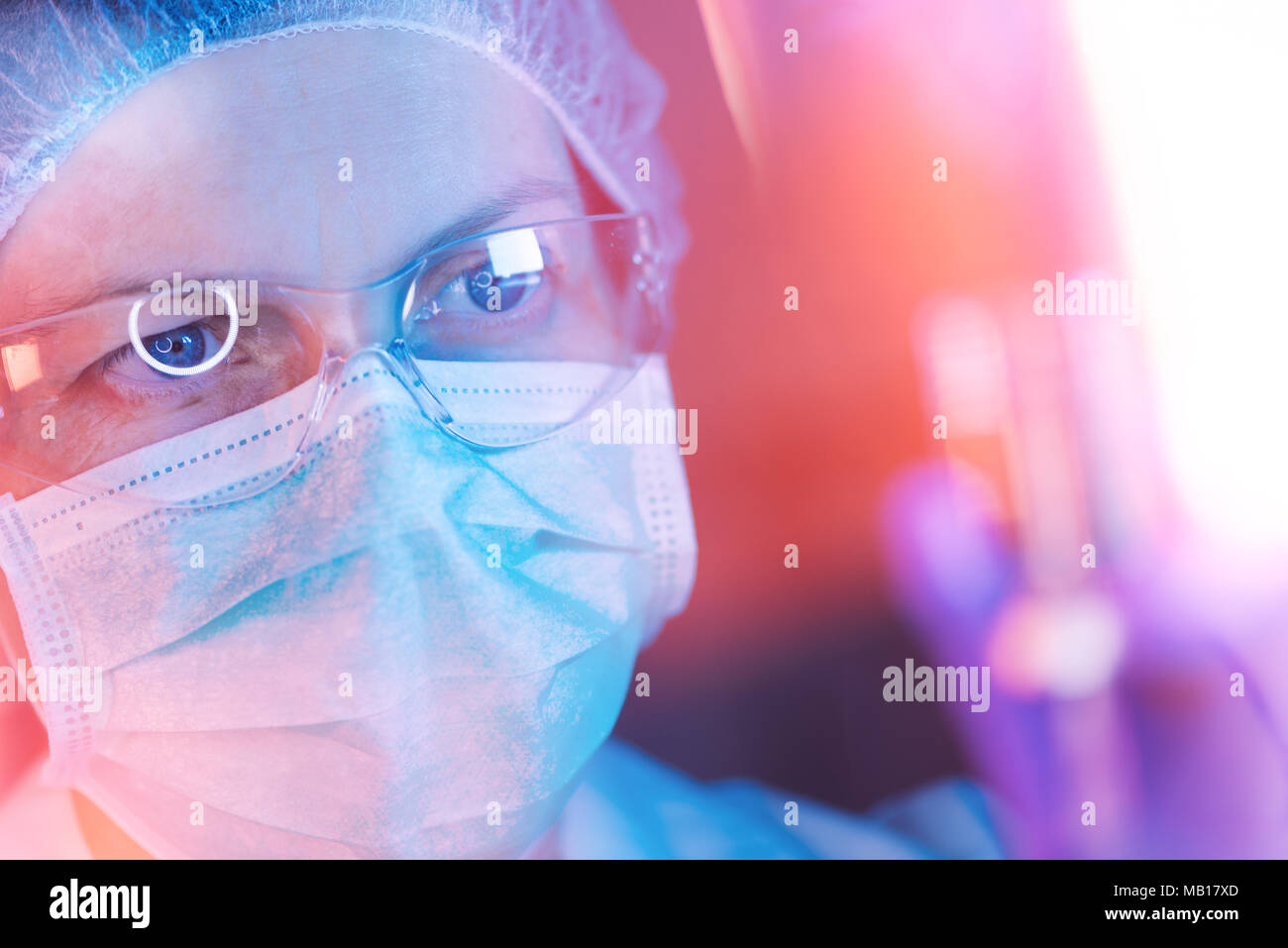 Die medizinische Wissenschaft Forscher, wissenschaftlichen Tests im Labor, in der weiblichen bioengineer Arbeiten auf die Entwicklung neuer Medikamente und Impfstoffe in der Pharmazie Stockfoto Die medizinische Wissenschaft Forscher, wissenschaftlichen Tests im Labor, in der weiblichen bioengineer Arbeiten auf die Entwicklung neuer Medikamente und Impfstoffe in der Pharmazie Stockfoto