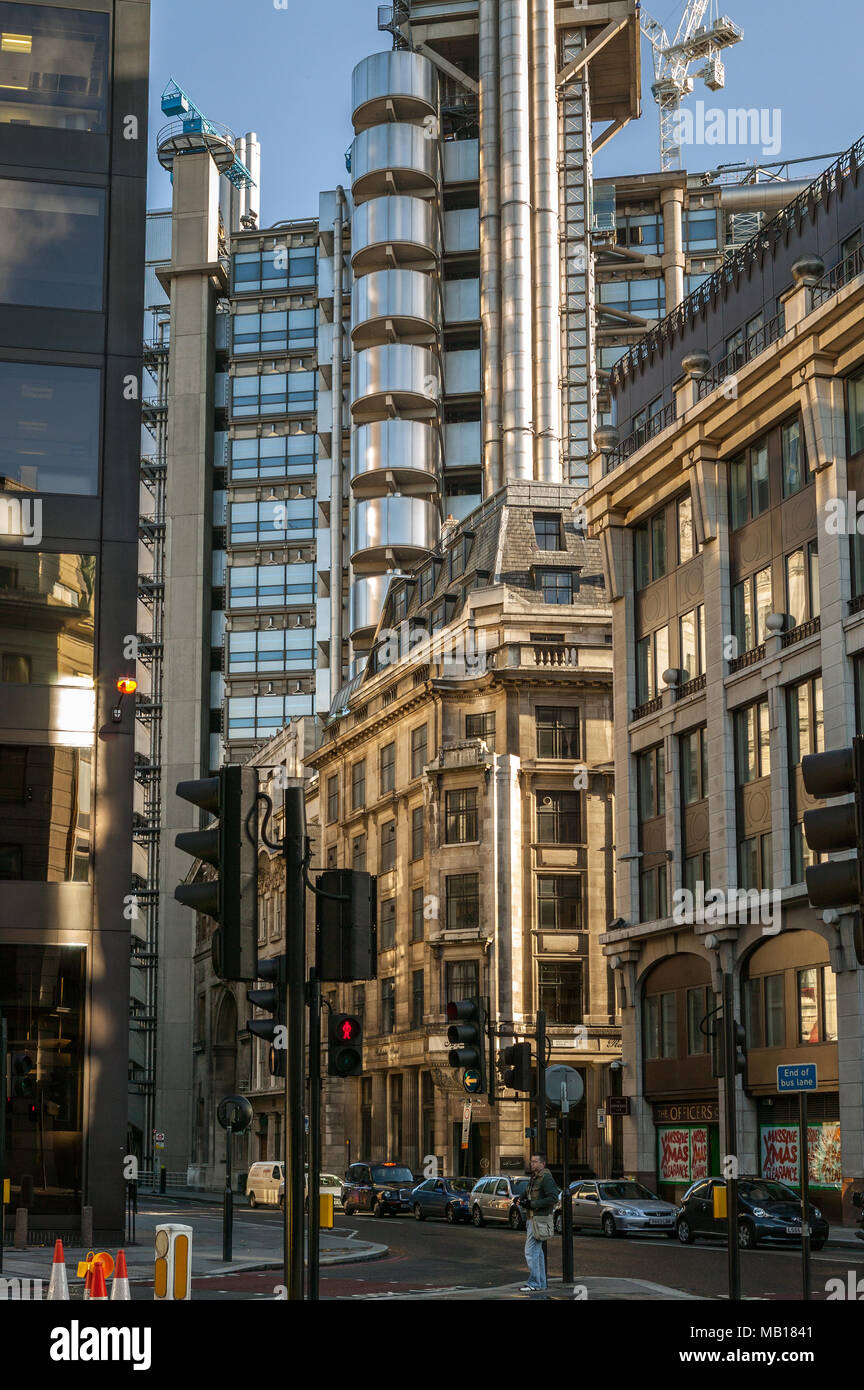 Alte Gebäude und moderne Gebäude in London; Blick auf das Lloyds-Gebäude. London, England, Europa Stockfoto