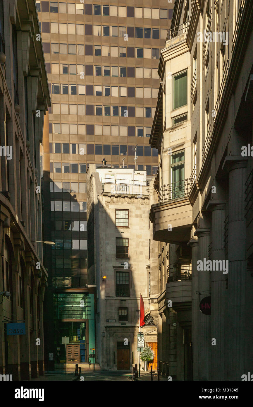 London, Gasse mit Hintergrund Wolkenkratzer Stockfoto