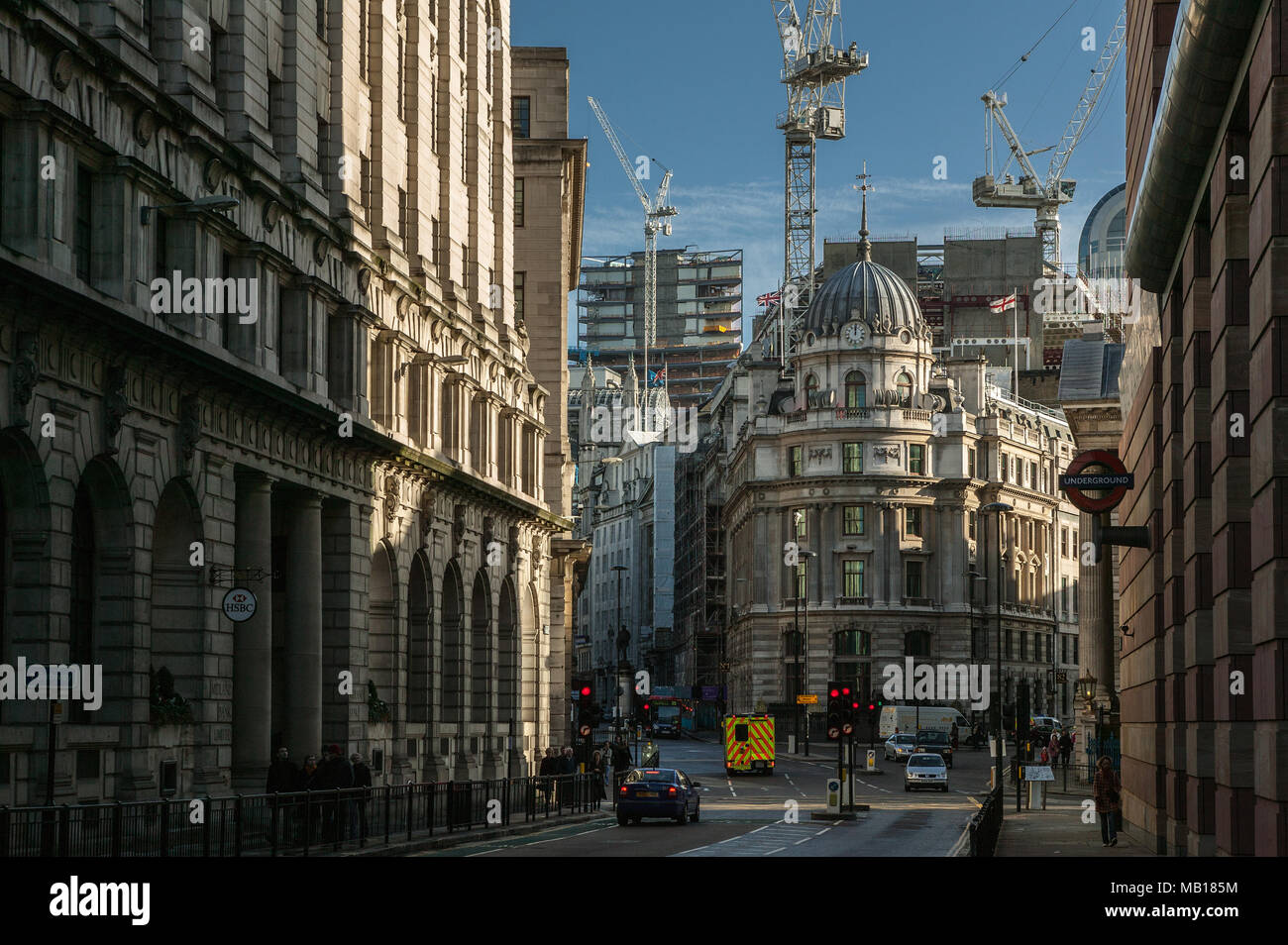 Verkehr an der Ecke Cornhill / Lombard St im Bankenviertel von London in der Nähe der U-Bahnstation Bank in der Dämmerung. London, England, Europa Stockfoto