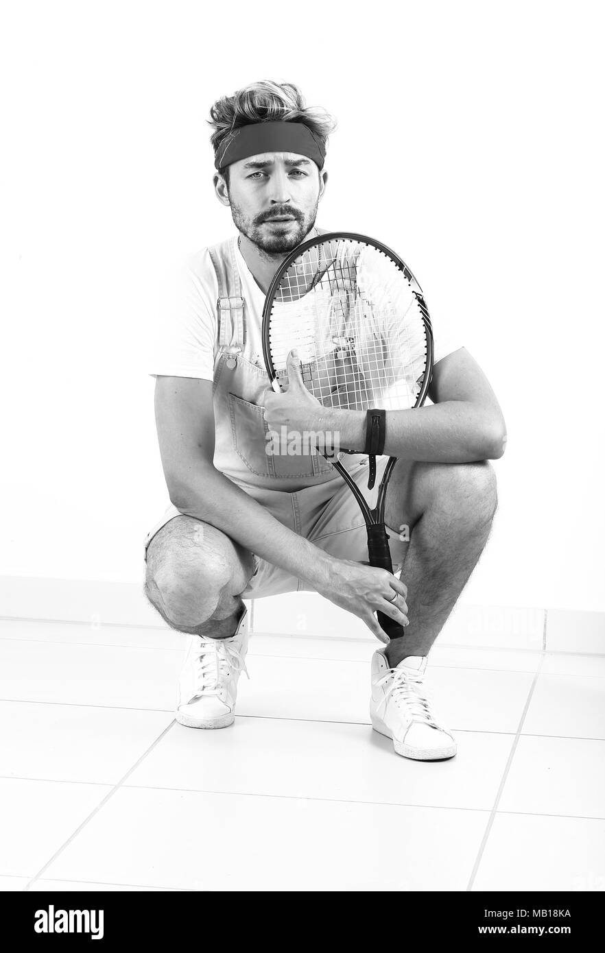 Ein Tennisspieler spielt auf einem weißen Hintergrund. Stockfoto