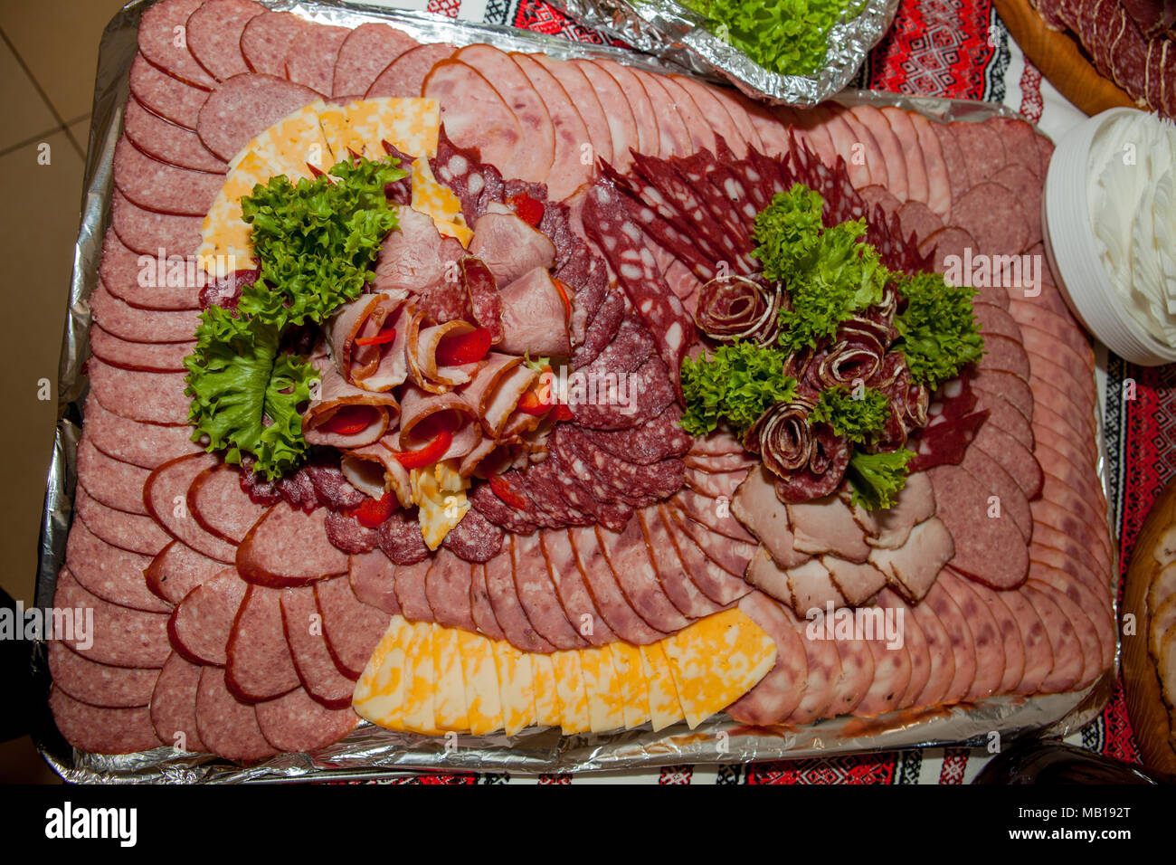 Verschiedene Wurstwaren auf einem Teller, Fleisch schneiden auf einem Tablett Stockfoto