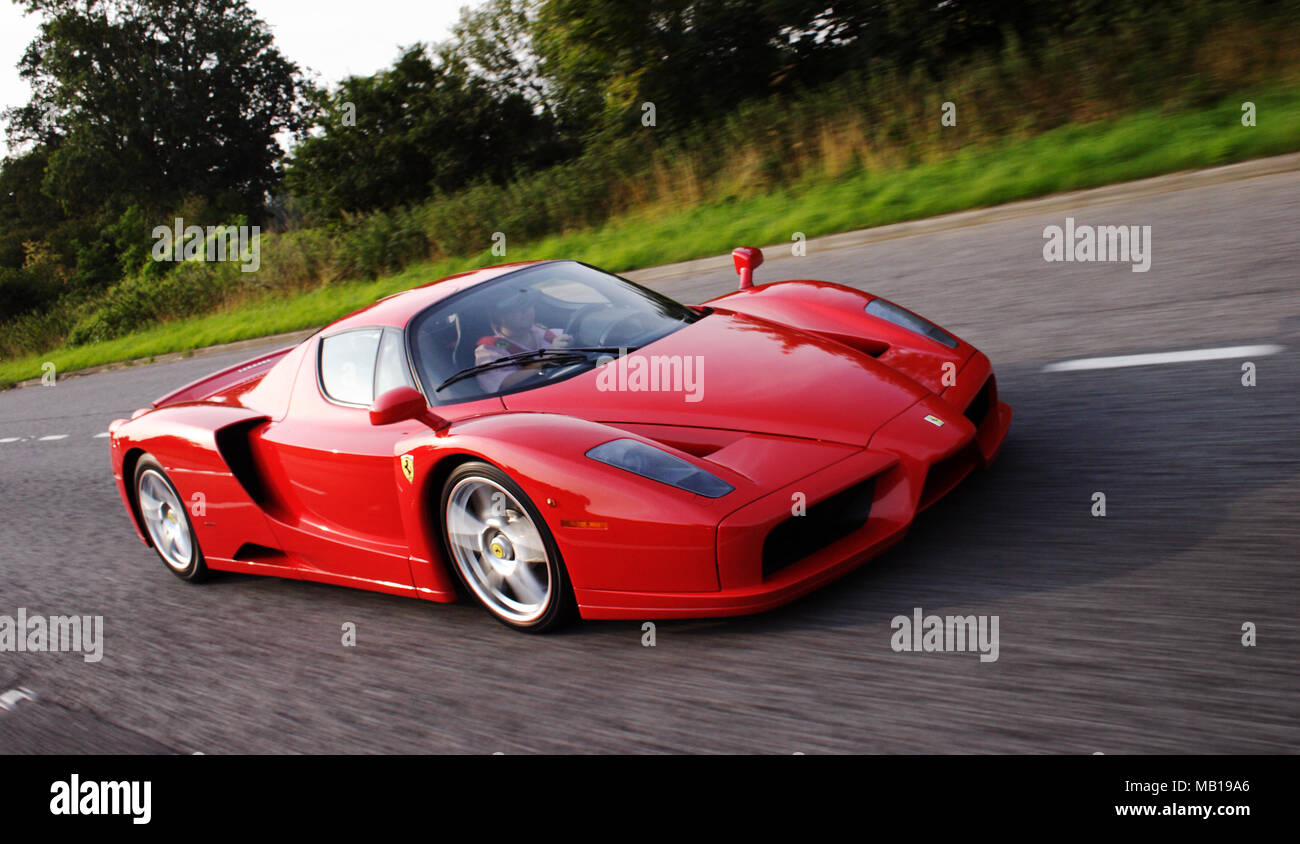Rot Ferrari Enzo hypercar supercar Fahren auf der britischen öffentlichen Straßen. Stockfoto