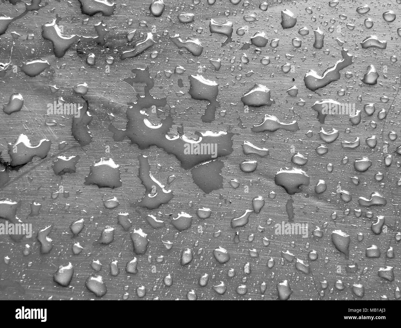 Wassertropfen auf silber-metallic Oberfläche Stockfoto