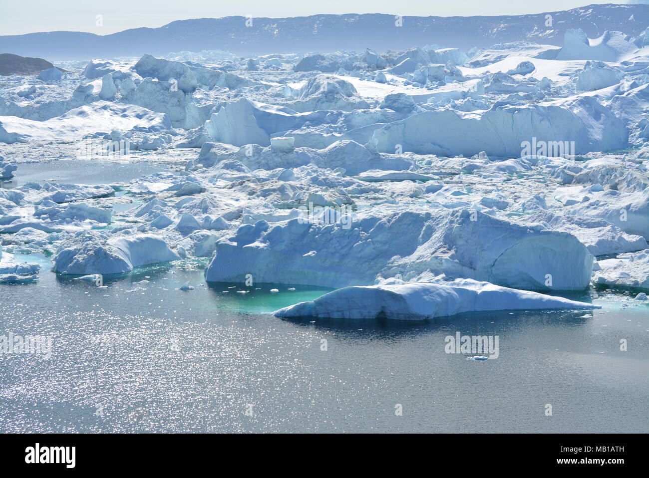 Ilulissat, Grönland, Juli | UNESCO-Weltkulturerbe | Impressionen von Jakobshavn | Diskobucht Kangia Icefjord | riesige Eisberge im blauen Meer Stockfoto