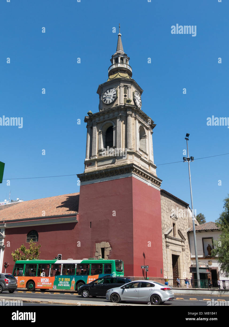 Die Kirche von San Francisco, Tempel und alte Kloster in der Alameda, der Hauptstraße von Santiago de Chile. Stockfoto