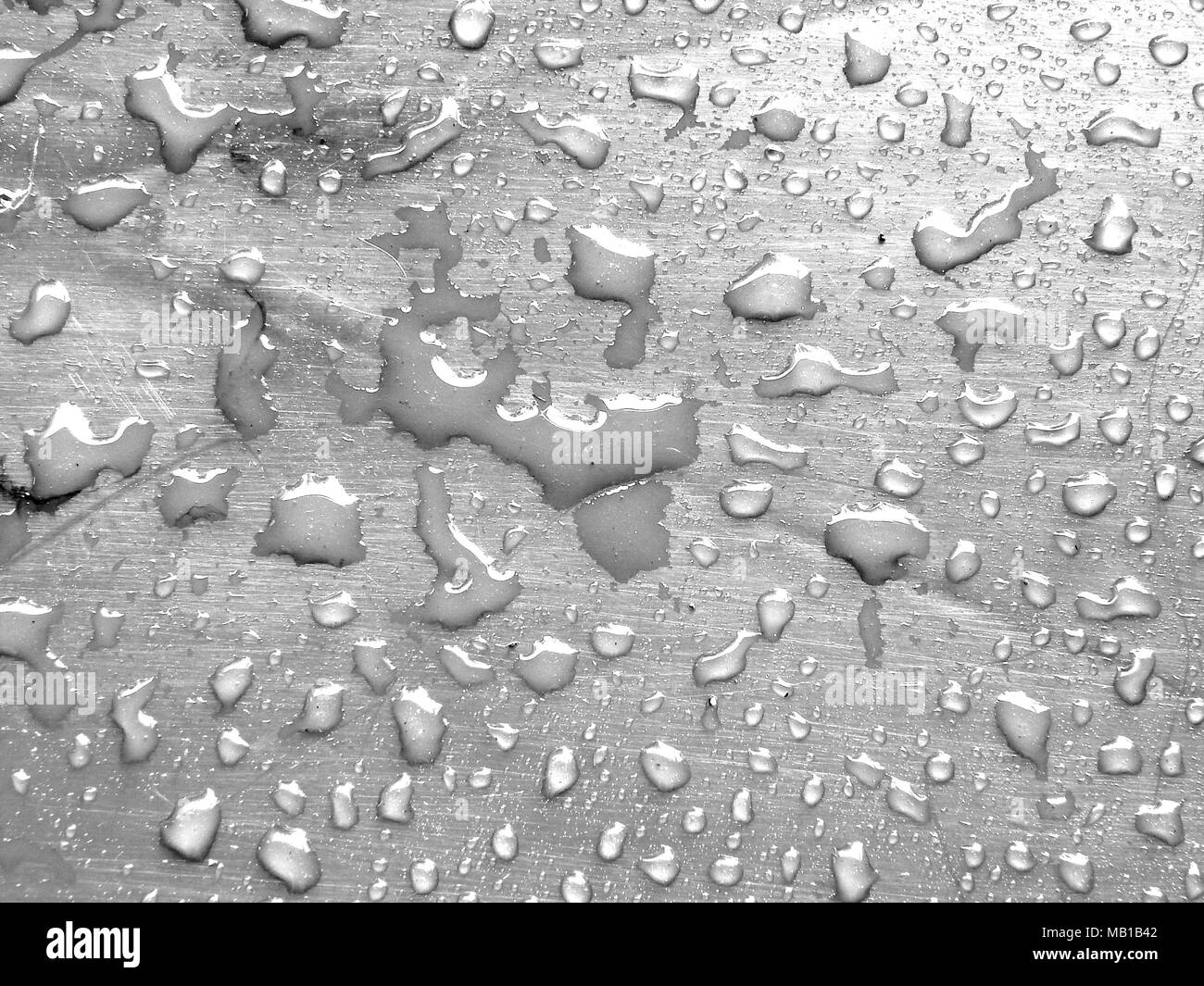 Wassertropfen auf einem weißen metallischen Oberfläche Stockfoto