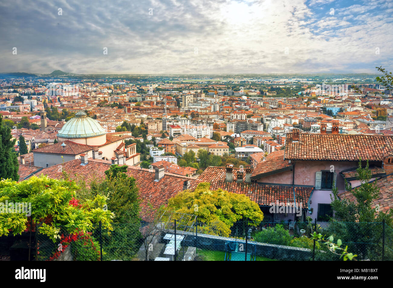 Blick von oben auf die untere Stadt Bergamo. Italien Stockfoto