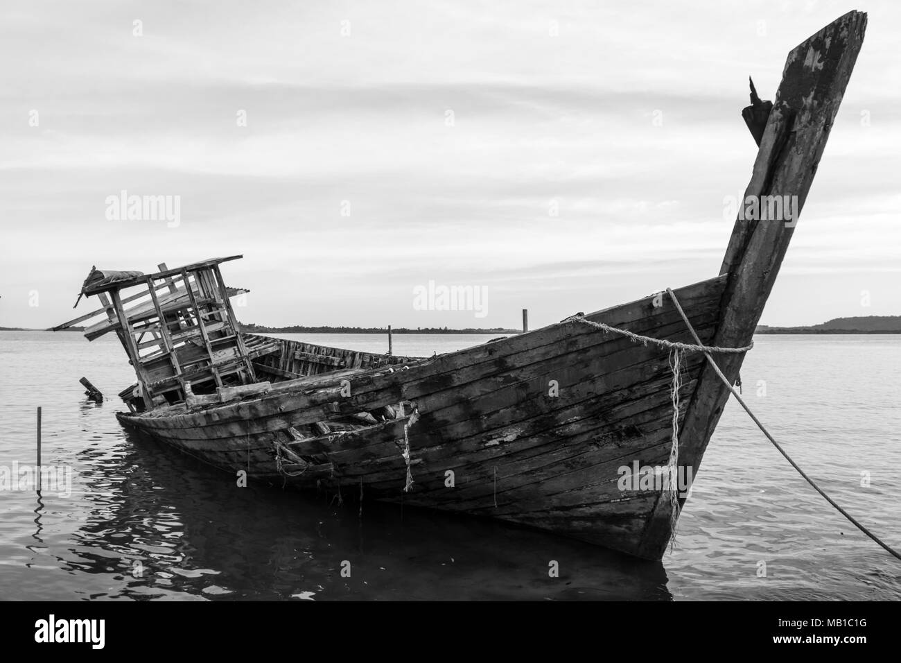 Ein Schiffswrack/Schiffs/Boote aus Holz/abgebrochenen Boote am Strand - Insel Bintan, Indonesien Stockfoto