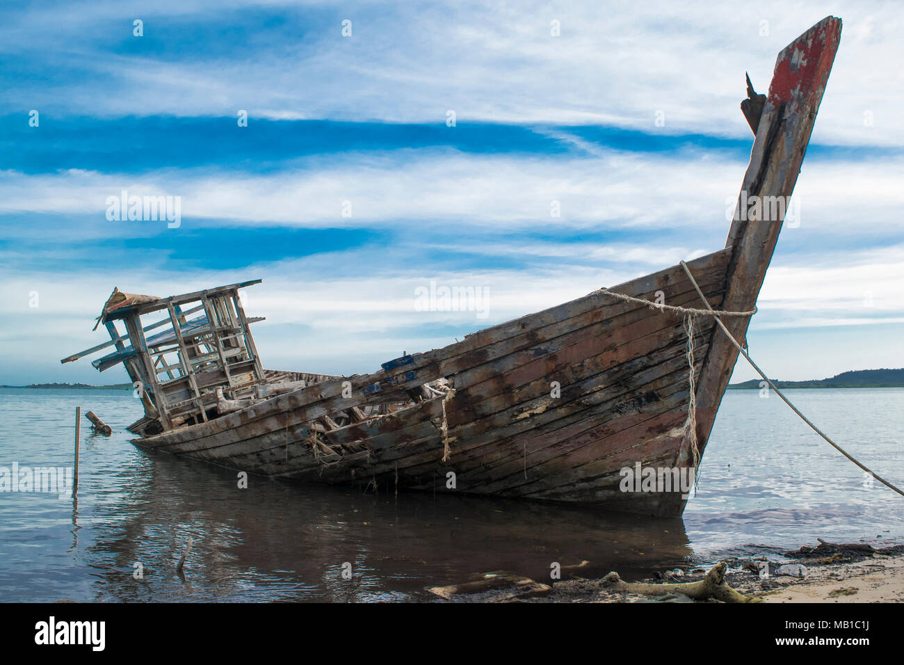 Ein Schiffswrack/Schiffs/Boote aus Holz/abgebrochenen Boote am Strand - Insel Bintan, Indonesien Stockfoto