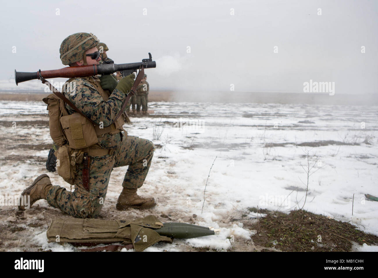 Ein US-Marine mit Schwarzen Meer Drehkraft 17,2 Brände der Rumänischen RPG-7 während Platin Eagle 17,2 am Babadag, Rumänien, 24.02.12. Schwarzes Meer die Drehkraft Teilnahme an Platinum Eagle ermöglicht die Schulung mit mehreren Partner Nationen und ist entscheidend im Umgang mit regionalen Fragen und Wahrung des Friedens in der Region Osteuropa. Stockfoto