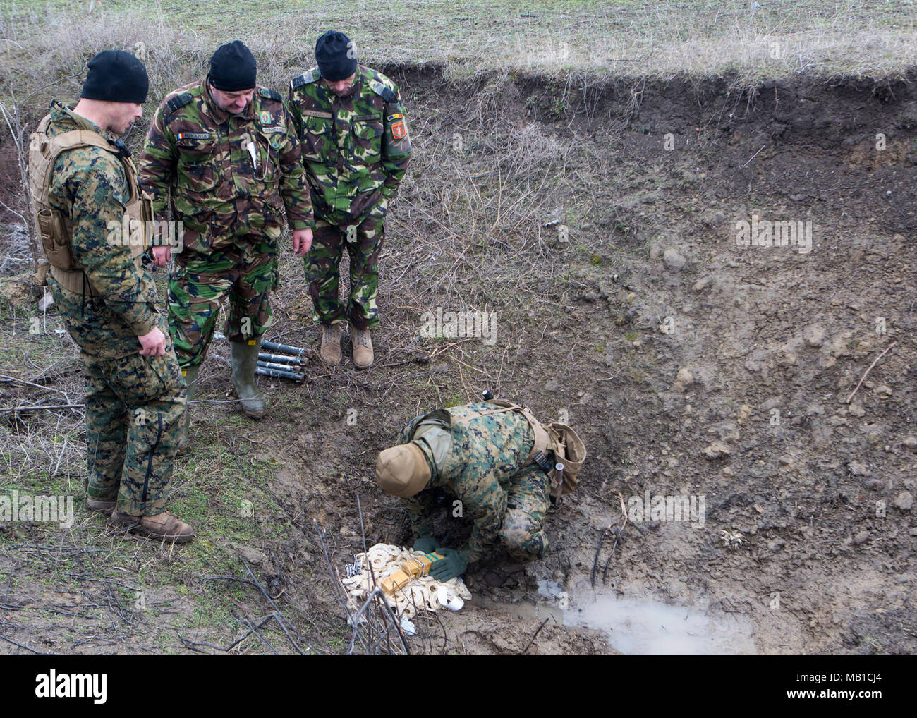 Usa und rumänischen Beseitigung von Explosivstoffen Personal bereiten unexploded ordnances während der Übung Platin Adler am Babadag, Rumänien, 24.02.15, zu zerstören. Schwarzes Meer die Drehkraft Teilnahme an Platinum Eagle ermöglicht die Schulung mit mehreren Partner Nationen und ist entscheidend im Umgang mit regionalen Fragen und Wahrung des Friedens in der Region Osteuropa. Stockfoto