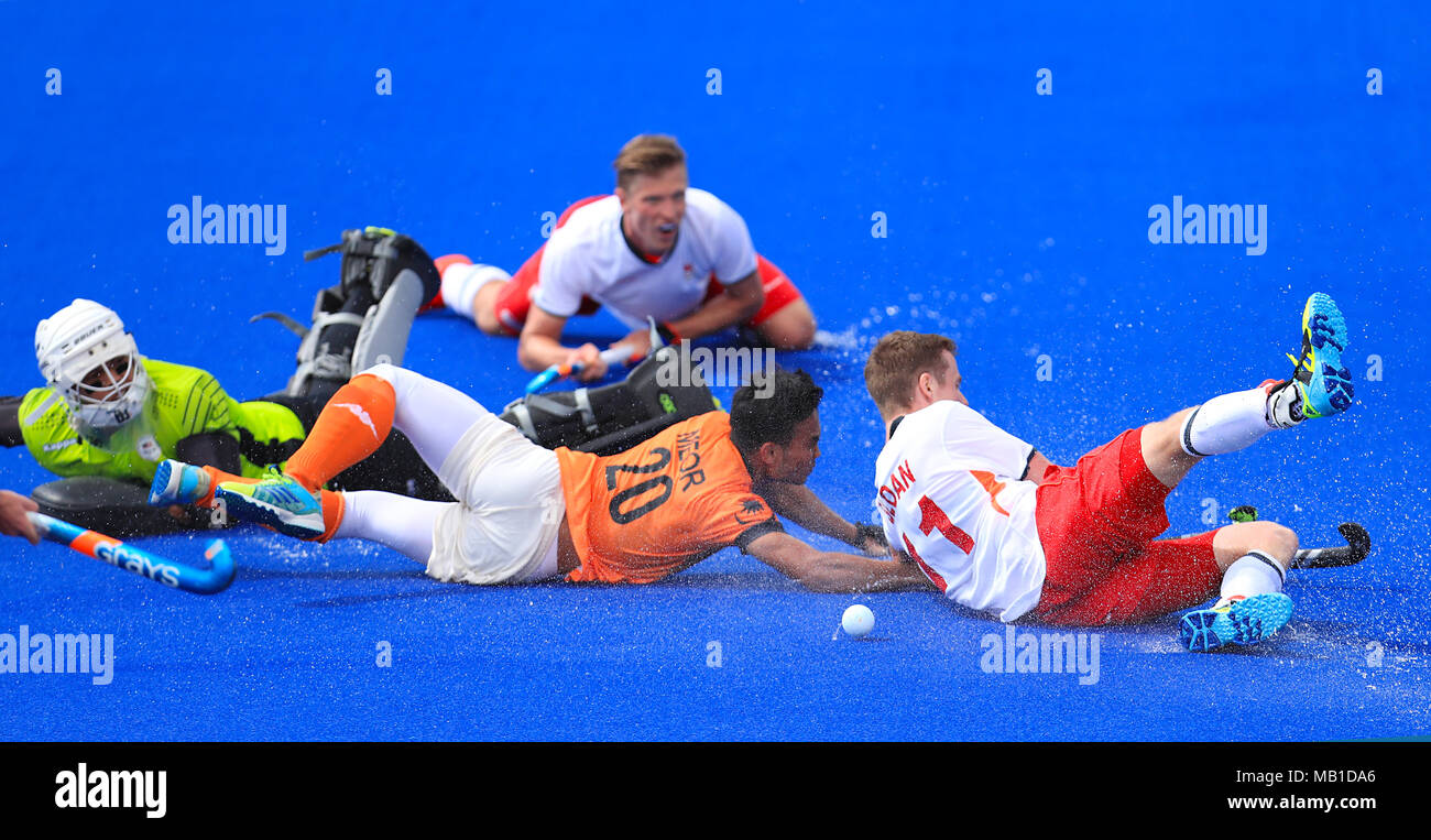 Malaysia's Azuan Hassan und Englands Ian Sloan Kampf um den Ball während der Männer Pool B Gleiches an der Gold Coast Hockey Centre bei Tag zwei Der 2018 Commonwealth Games in der Gold Coast, Australien. Stockfoto