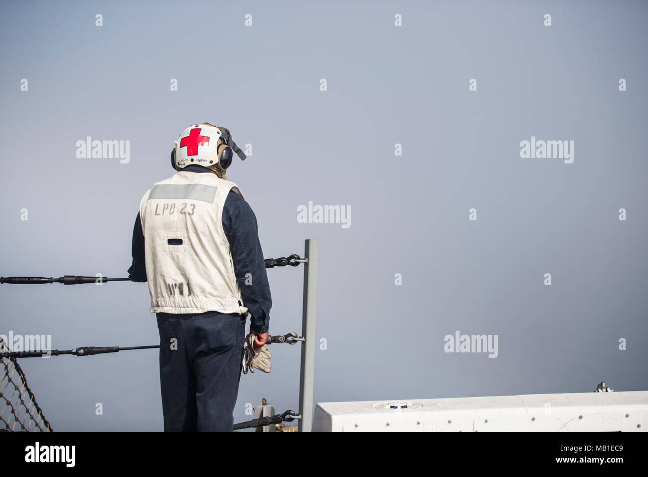 Pazifik (Feb. 8, 2018) Hospital Corpsman 3. Klasse Charles Lawrence stellt eine Annäherung an Wolke aus Nebel auf dem Flugdeck der San Antonio-Klasse amphibious Transport dock USS Anchorage LPD (23), 24.02.8. Anchorage ist die Durchführung von unterwegs Ausbildung zur Unterstützung der bevorstehenden Bereitstellung. Stockfoto