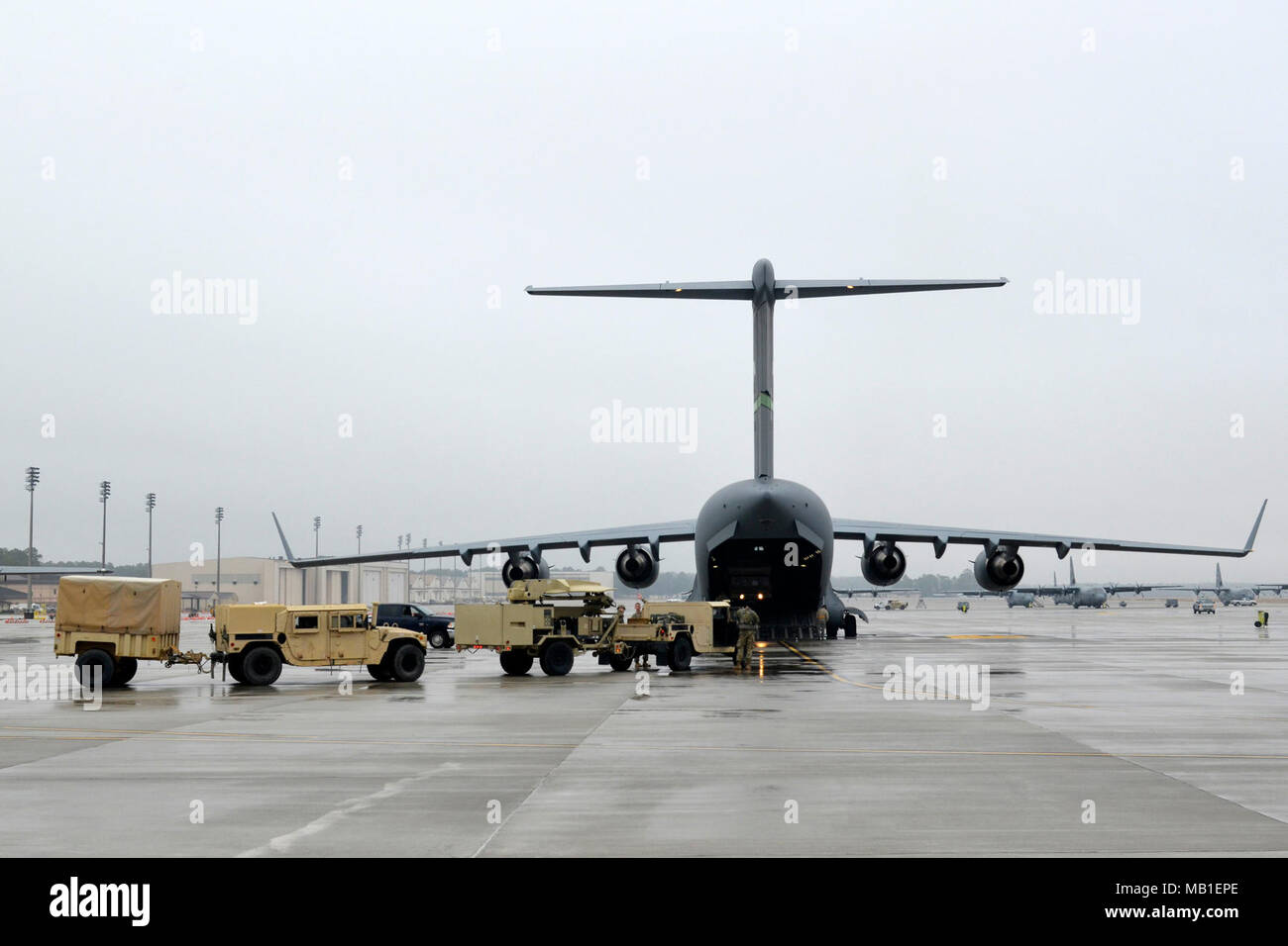 Us-Armee Fallschirmjäger für die Zentrale und Hauptverwaltung Battalion, 82nd Airborne Division, Stufe taktische Fahrzeuge und Systeme vor dem Laden in einer Air Force C-17 Globemaster III Flugzeuge auf Papst Army in Fort Bragg, N.C., 10.02.2018, während des Betriebs Falcon Sturm. OFS, eine Bereitstellung der Bereitschaft und der gemeinsamen gewaltsamen Eindringen übung, prüfte die Fallschirmjäger Fähigkeit zu reagieren und innerhalb von Stunden nach der Benachrichtigung. Stockfoto