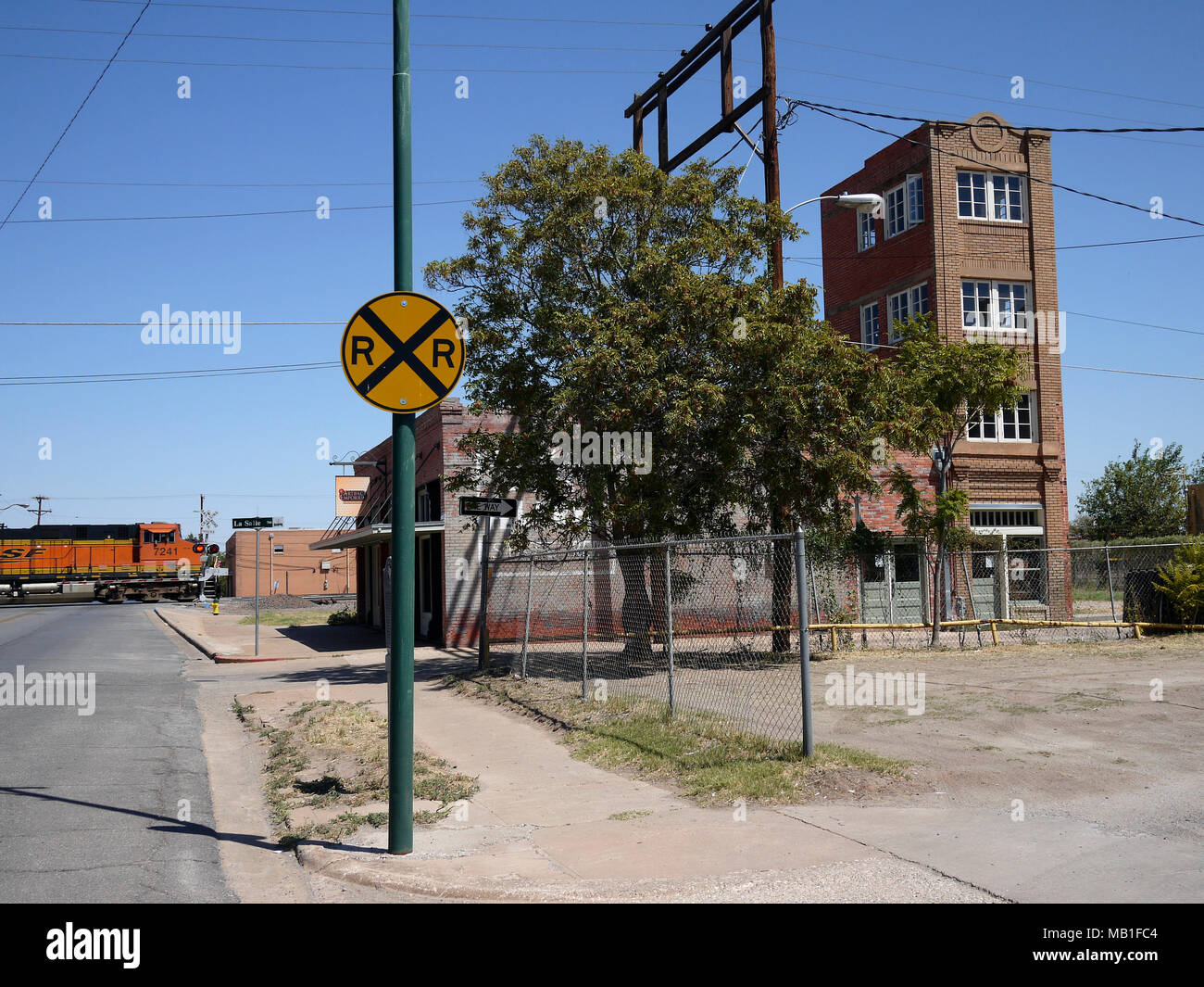 1919 gebaut und der Legende nach war es war das Produkt einer Aktie betrug. Ein Architekt präsentiert Pläne in square inch, anstelle von Quadratmetern. Wenn im Öl boomenden Witchita Falls, Texas abgeschlossen, erwies es sich als zu nur 10 Fuß breit und 18 Fuß lang. Das vierstöckige Gebäude ist nur 30 Meter hoch. Stockfoto