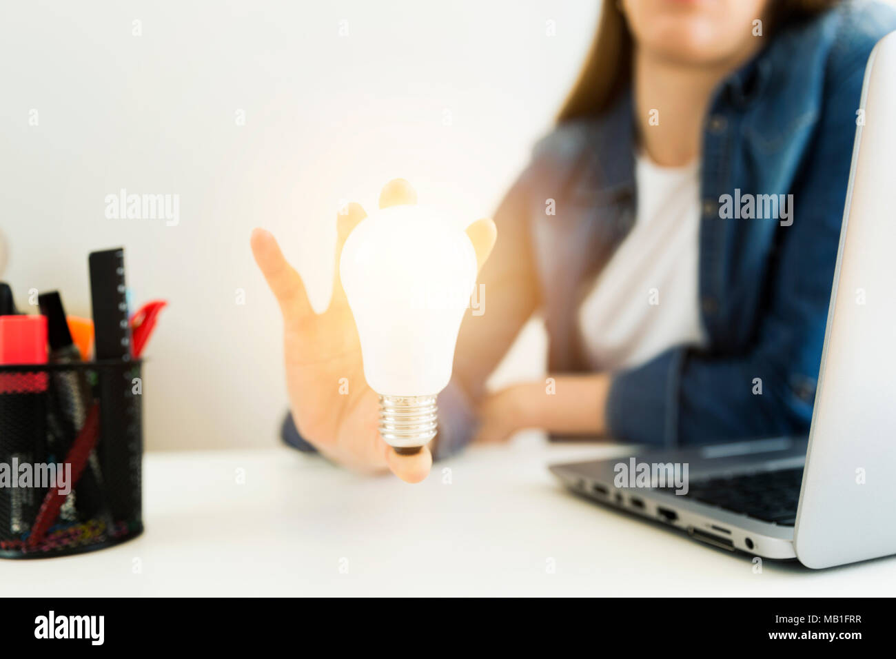 Das Geschäft der Frauen, Hand's Designer holding Glühbirne, Konzept der neuen Ideen mit Innovation und Kreativität. Stockfoto