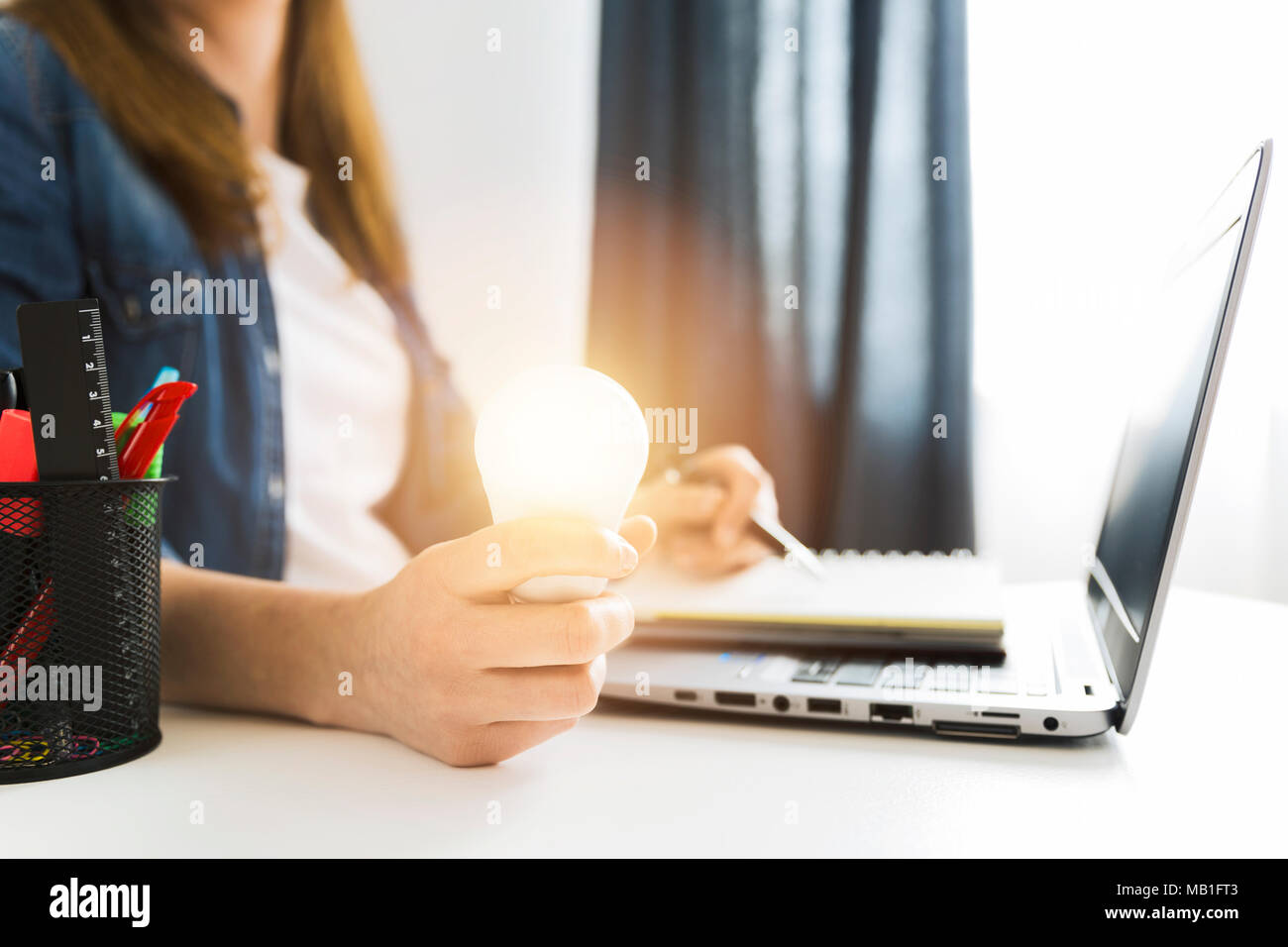 Das Geschäft der Frauen, Hand's Designer holding Glühbirne, Konzept der neuen Ideen mit Innovation und Kreativität. Stockfoto