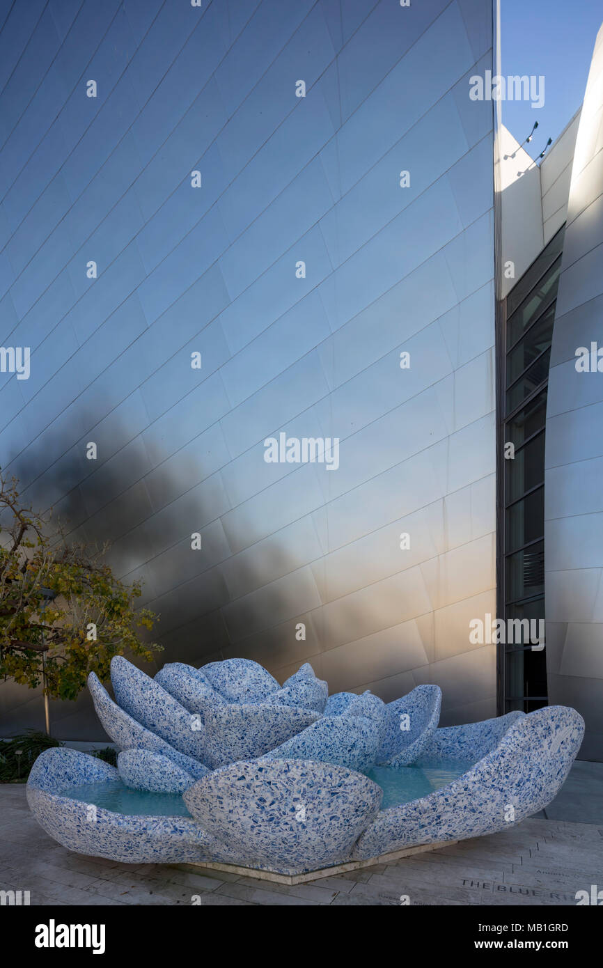 Skulptur eine Rose für Lilly, Blue Ribbon Garten, die Walt Disney Concert Hall in 111 South Grand Avenue in Downtown Los Angeles, Kalifornien, USA Stockfoto